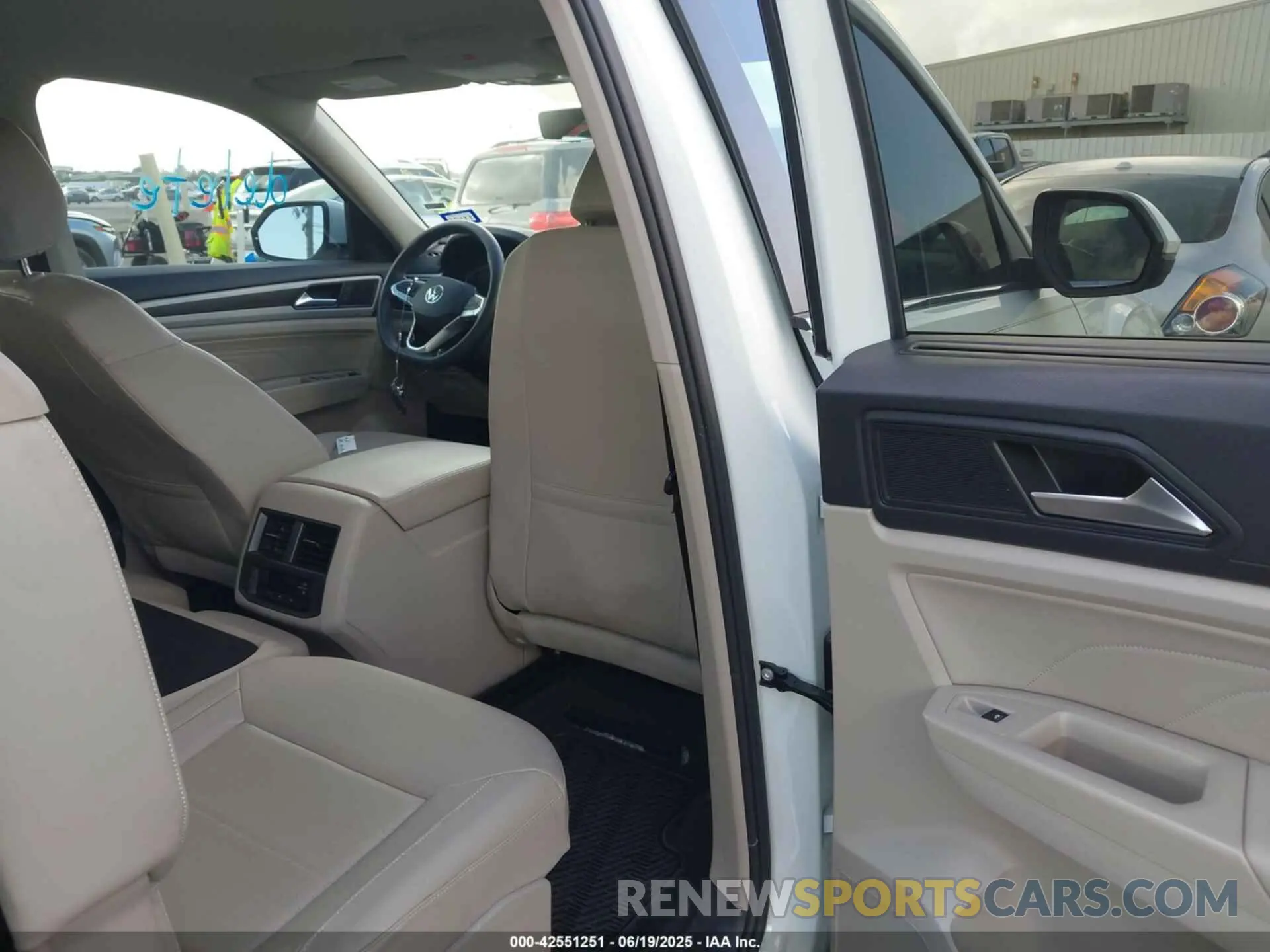 8 fotografías del automóvil dañado 1V2WR2CA8NC562216 VOLKSWAGEN ATLAS 2022