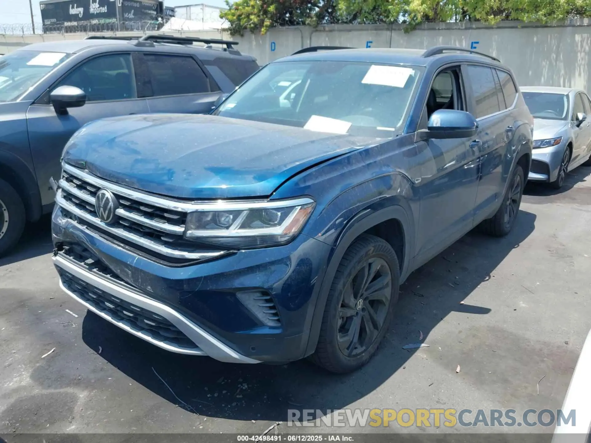 2 fotografías del automóvil dañado 1V2JR2CA5PC530112 VOLKSWAGEN ATLAS 2023