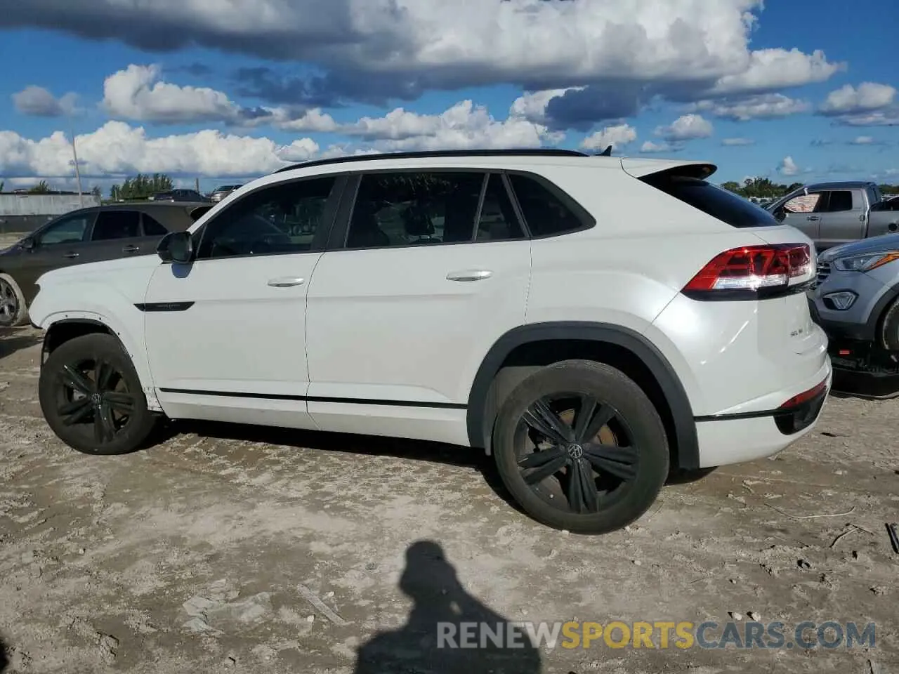 2 fotografías del automóvil dañado 1V2SE2CA4PC210229 VOLKSWAGEN ATLAS 2023