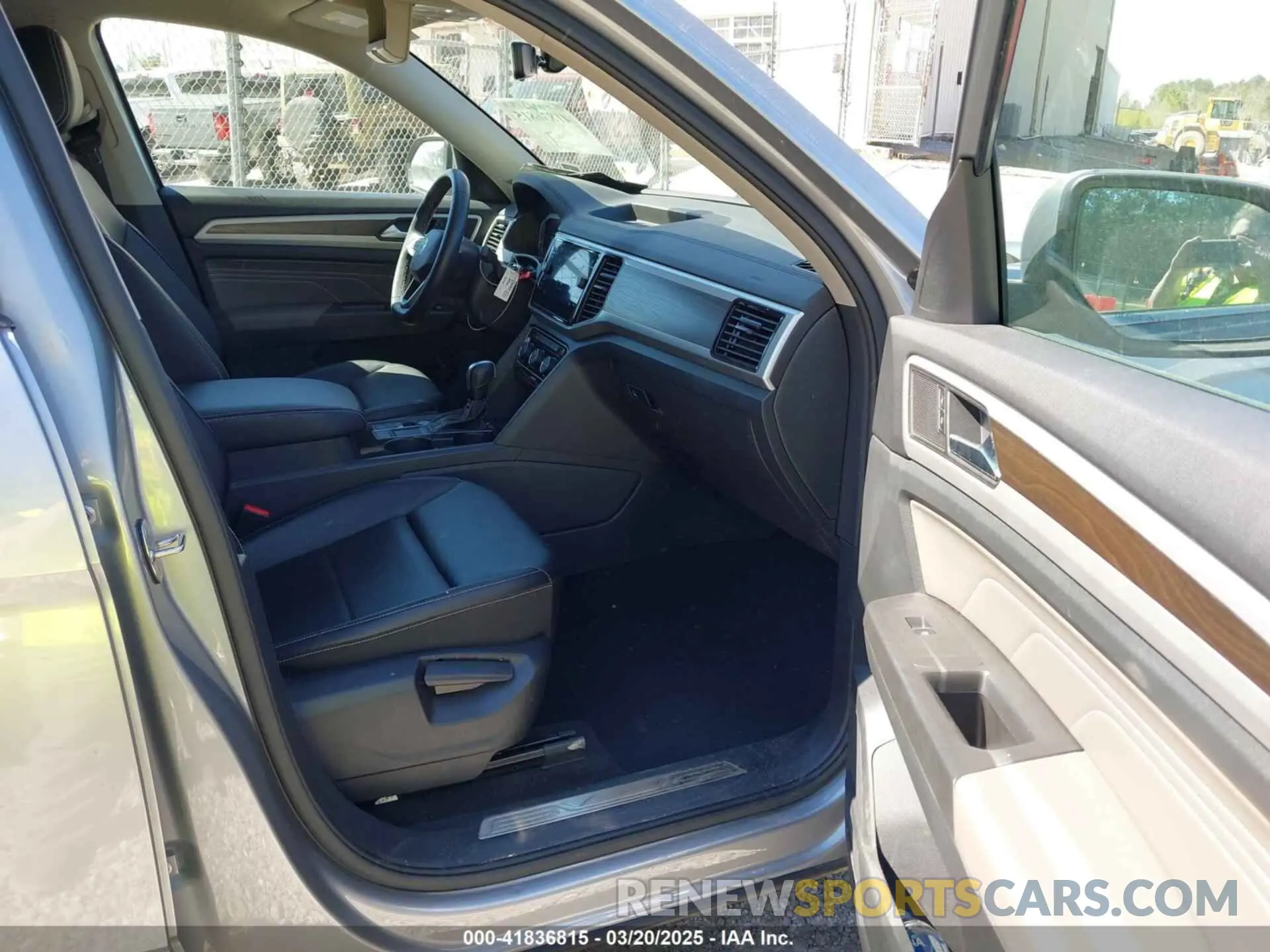 5 fotografías del automóvil dañado 1V2WR2CA5PC508066 VOLKSWAGEN ATLAS 2023