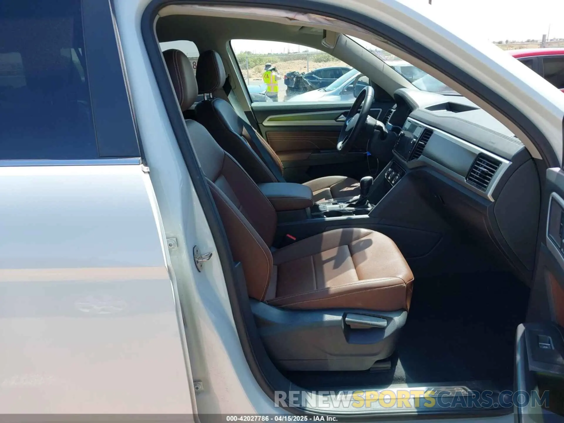 5 fotografías del automóvil dañado 1V2WR2CA5PC525708 VOLKSWAGEN ATLAS 2023