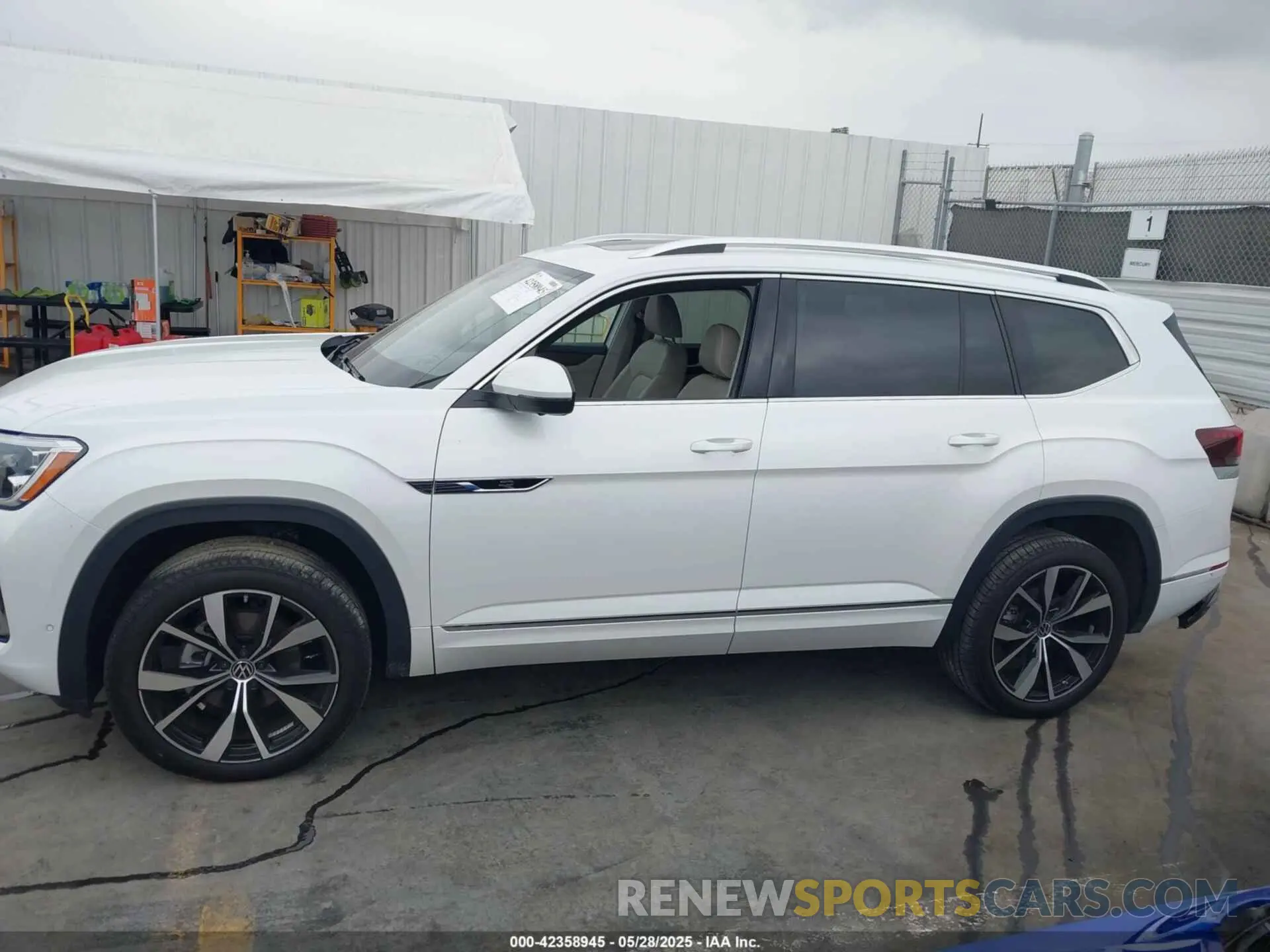 14 fotografías del automóvil dañado 1V2FR2CA7RC543176 VOLKSWAGEN ATLAS 2024