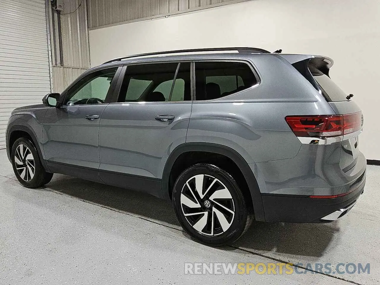 2 fotografías del automóvil dañado 1V2WR2CA3RC534264 VOLKSWAGEN ATLAS 2024