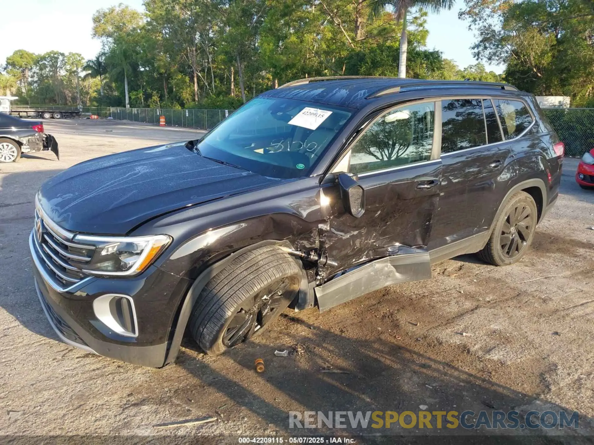 2 fotografías del automóvil dañado 1V2WR2CA3RC538136 VOLKSWAGEN ATLAS 2024