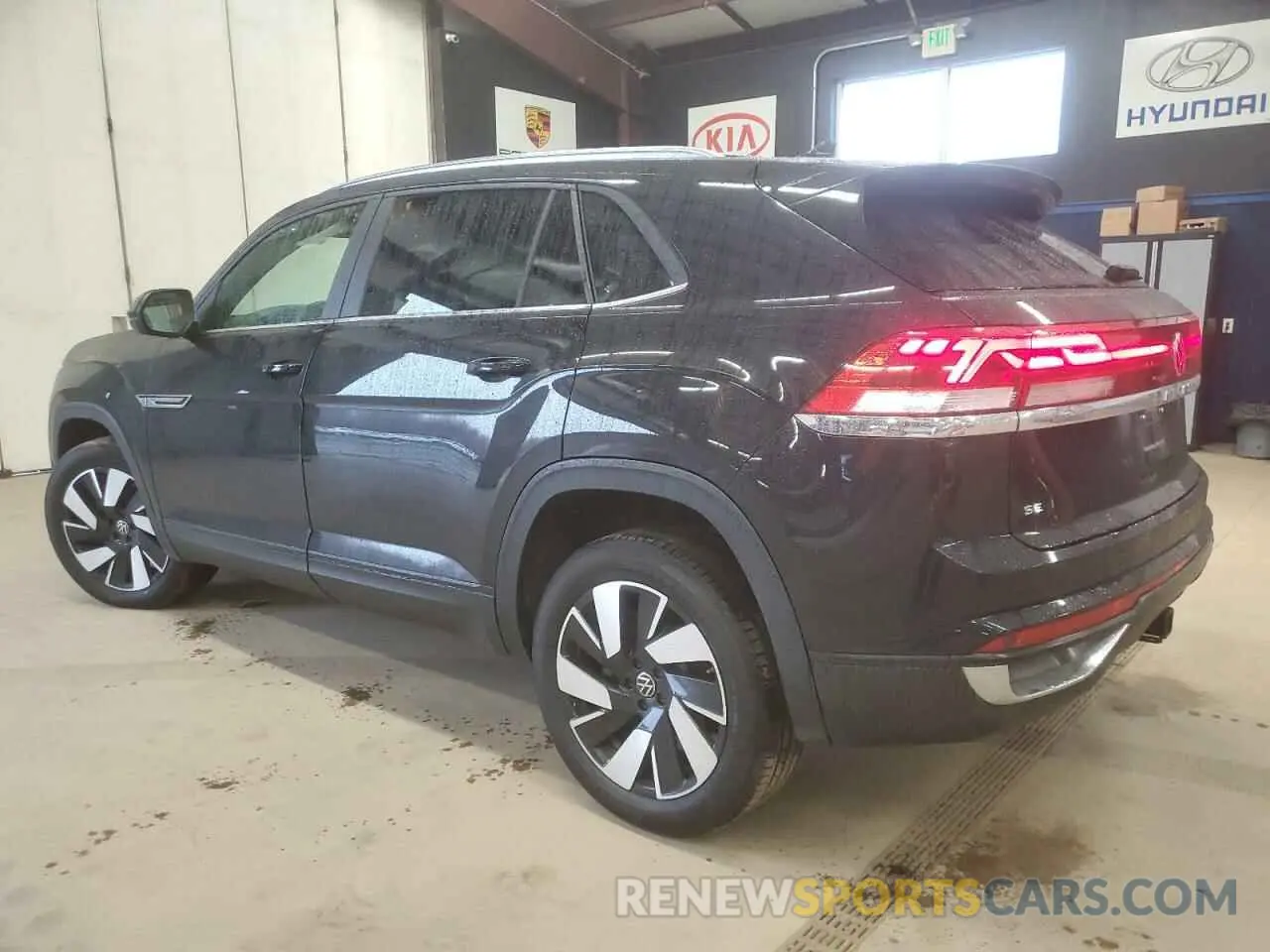 2 fotografías del automóvil dañado 1V2HE2CA8SC201357 VOLKSWAGEN ATLAS 2025