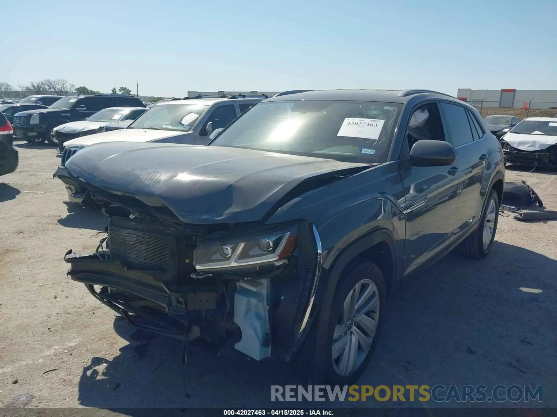 2 fotografías del automóvil dañado 1V2YE2CA0LC217456 VOLKSWAGEN ATLAS CROSS SPORT 2020