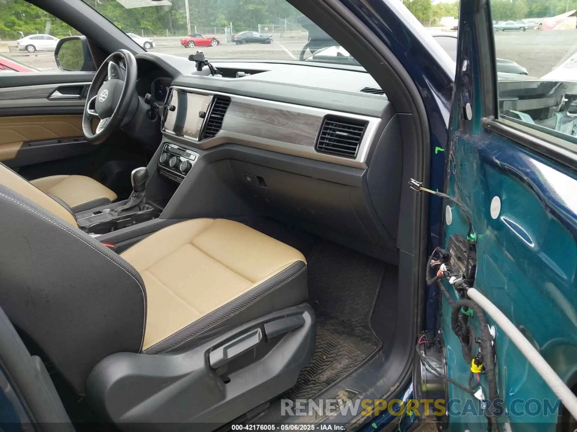 5 fotografías del automóvil dañado 1V2JE2CA4NC205458 VOLKSWAGEN ATLAS CROSS SPORT 2022