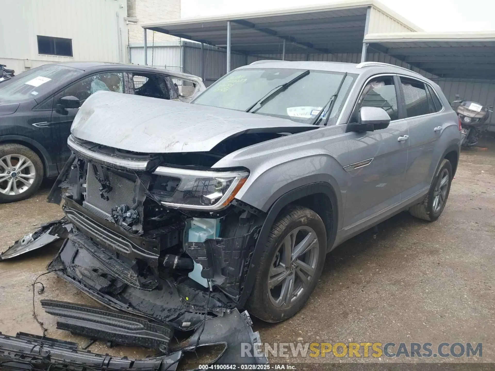 2 fotografías del automóvil dañado 1V2AE2CA3RC246301 VOLKSWAGEN ATLAS CROSS SPORT 2024