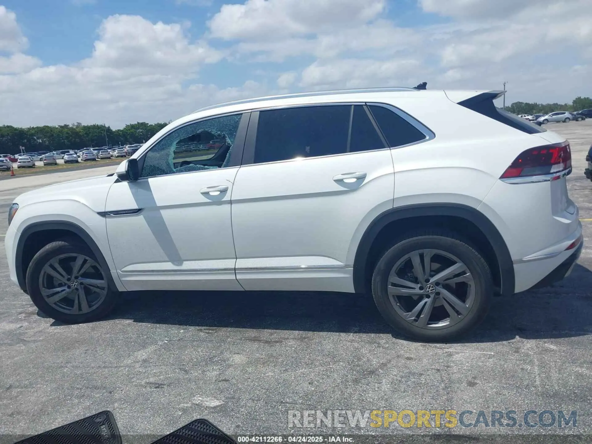 14 fotografías del automóvil dañado 1V2AE2CA8RC214475 VOLKSWAGEN ATLAS CROSS SPORT 2024