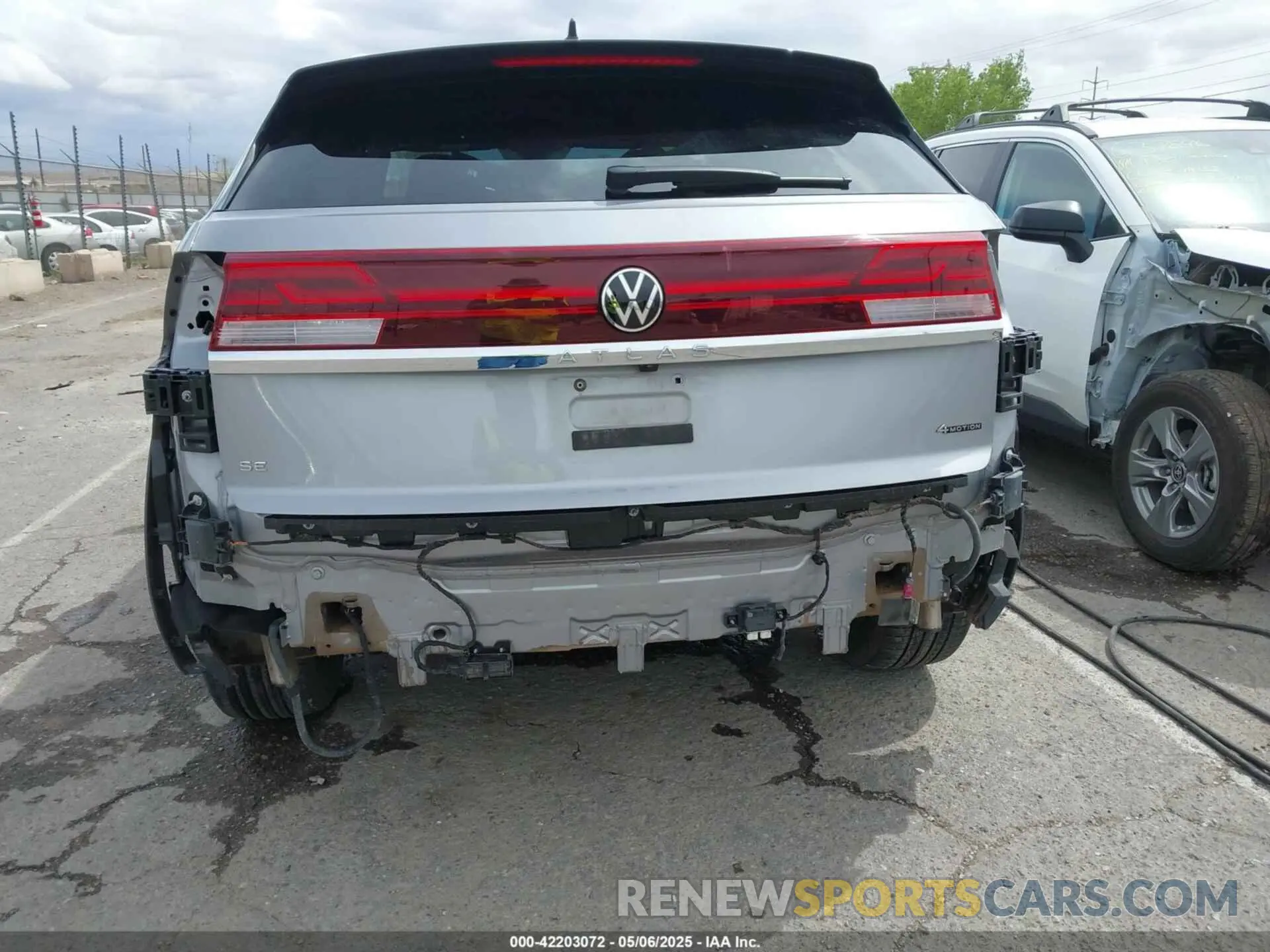 12 fotografías del automóvil dañado 1V2HE2CA9RC235656 VOLKSWAGEN ATLAS CROSS SPORT 2024