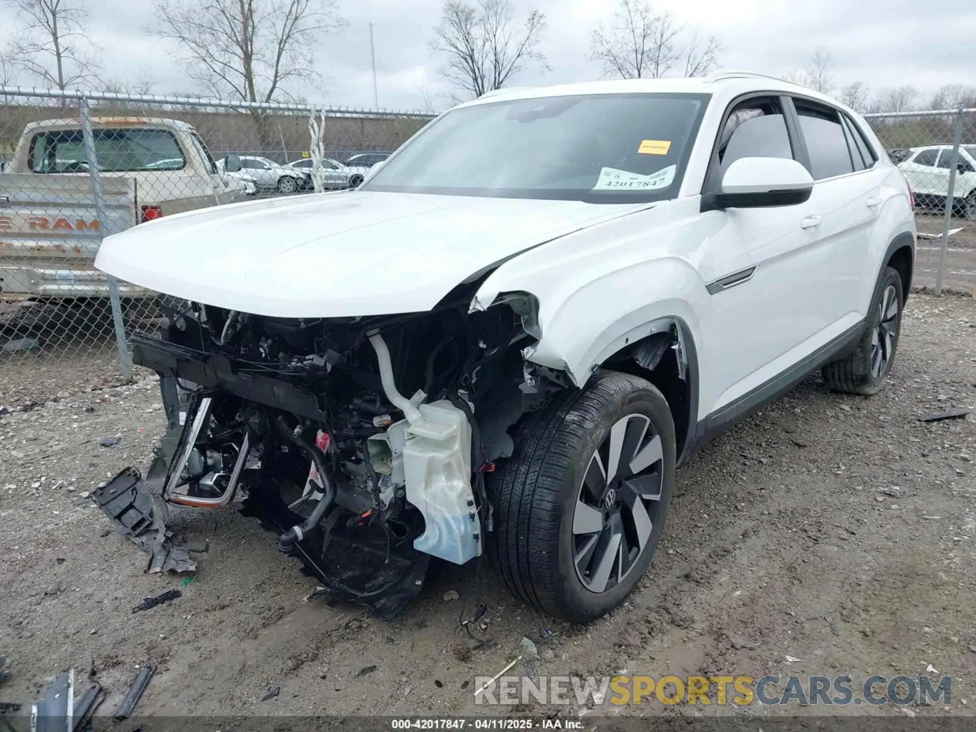 2 fotografías del automóvil dañado 1V2KE2CA3RC235187 VOLKSWAGEN ATLAS CROSS SPORT 2024