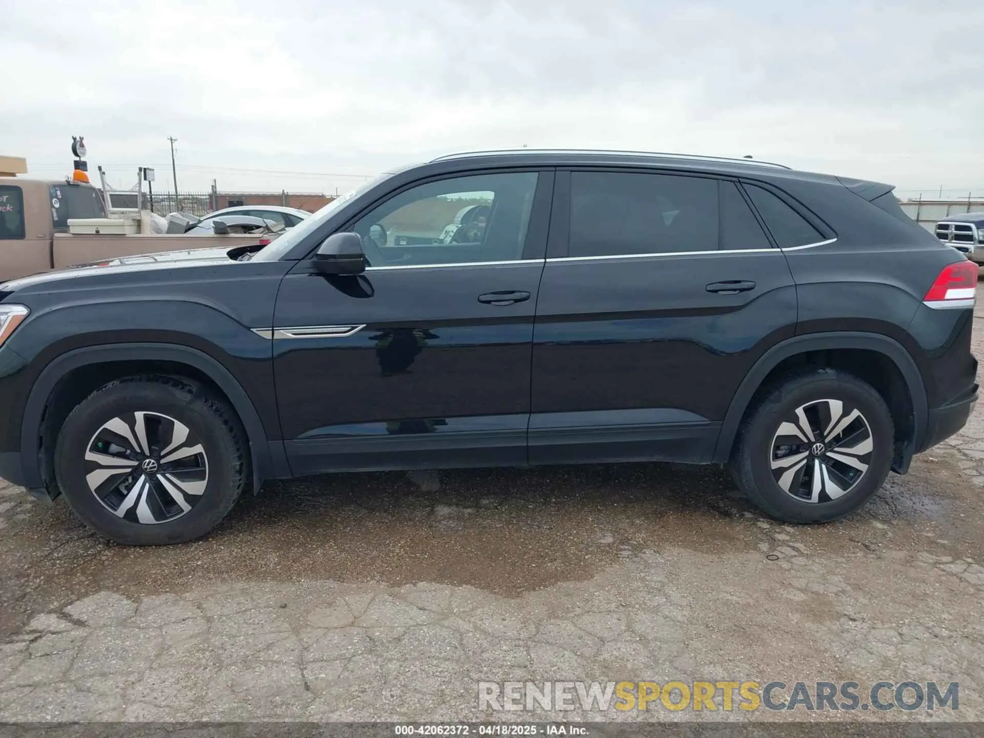 14 fotografías del automóvil dañado 1V2LE2CA4RC229547 VOLKSWAGEN ATLAS CROSS SPORT 2024