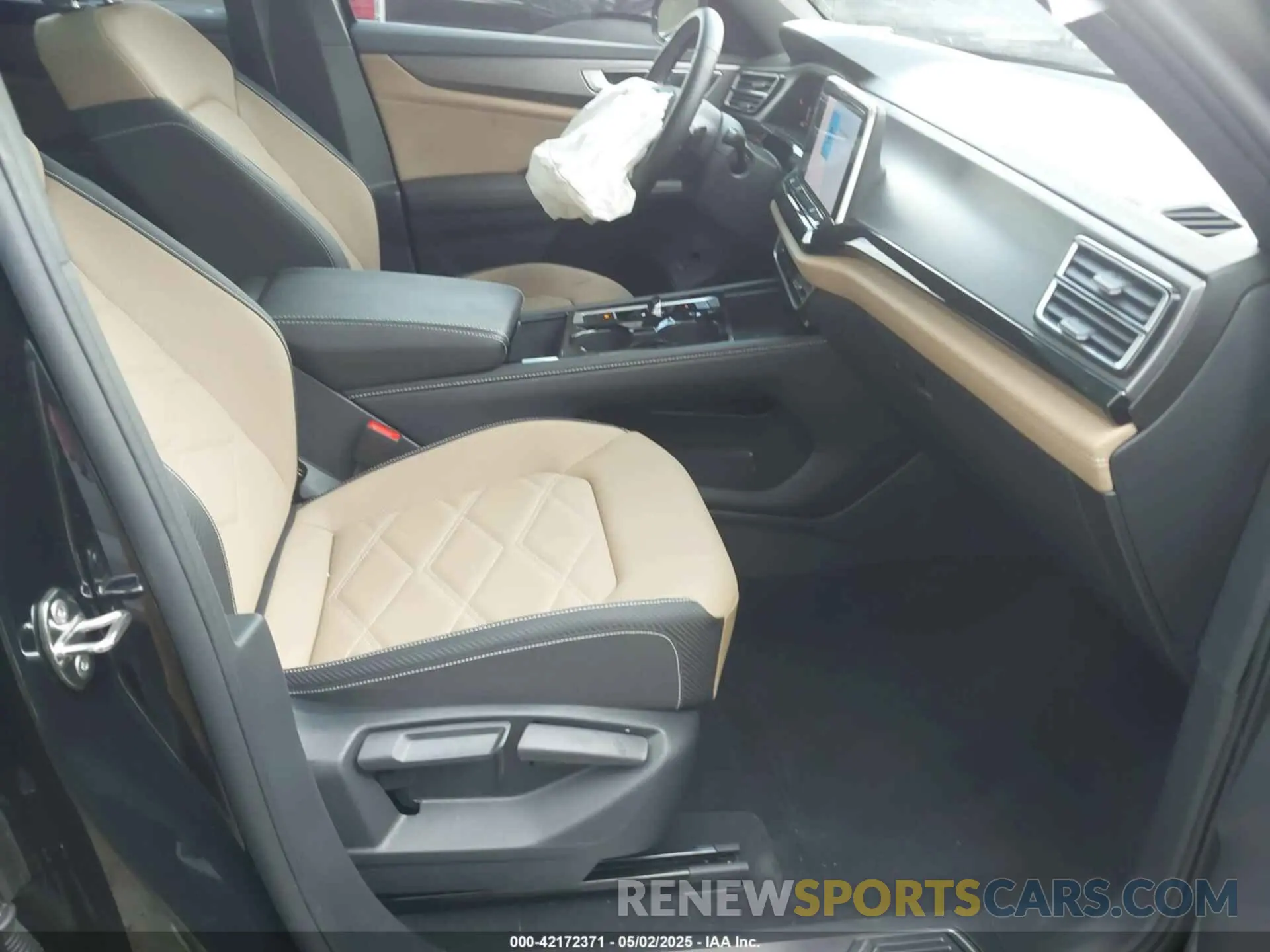 5 fotografías del automóvil dañado 1V2JE2CA4SC210090 VOLKSWAGEN ATLAS CROSS SPORT 2025