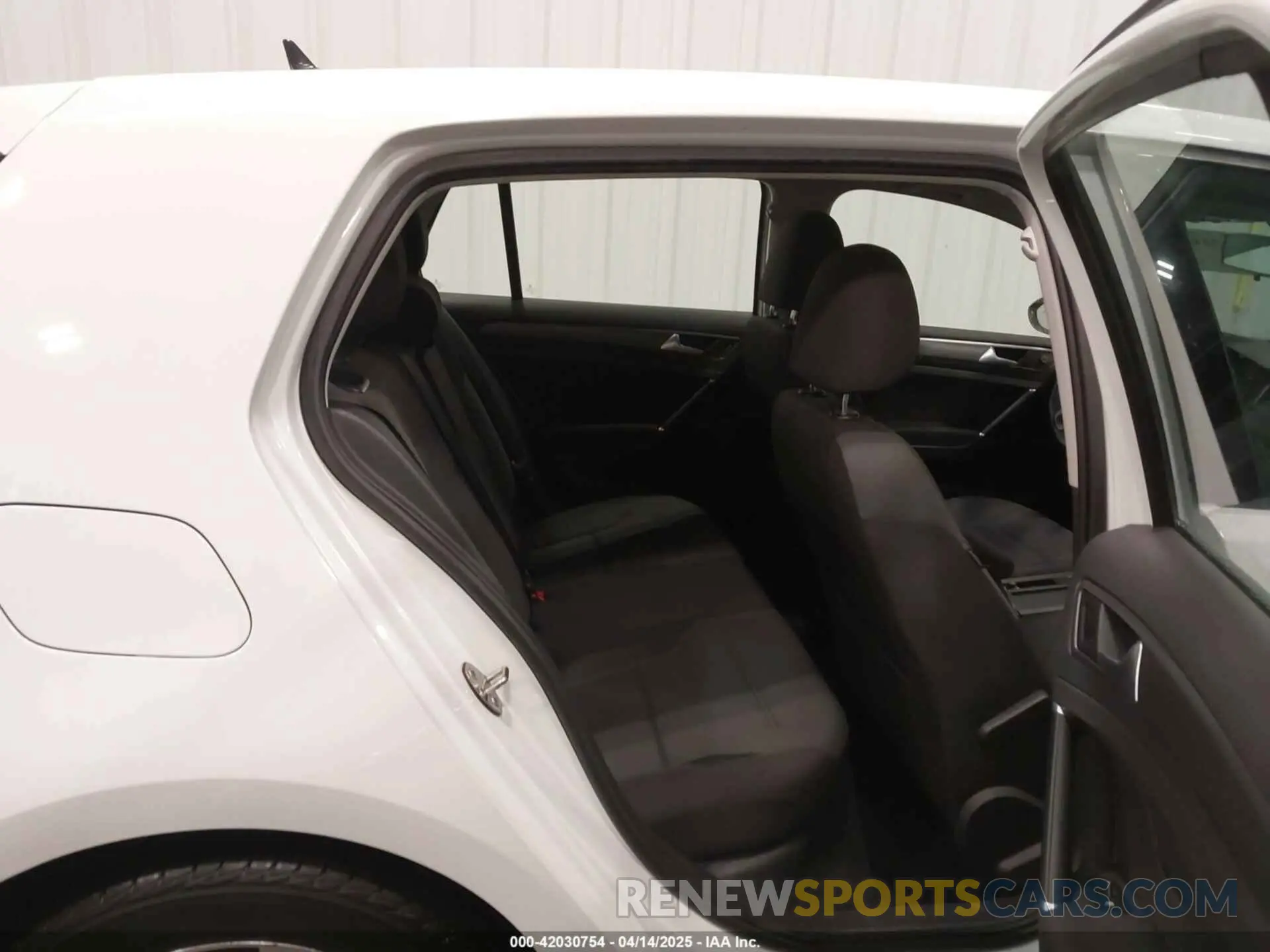 8 fotografías del automóvil dañado WVWKR7AU2KW907826 VOLKSWAGEN E-GOLF 2019