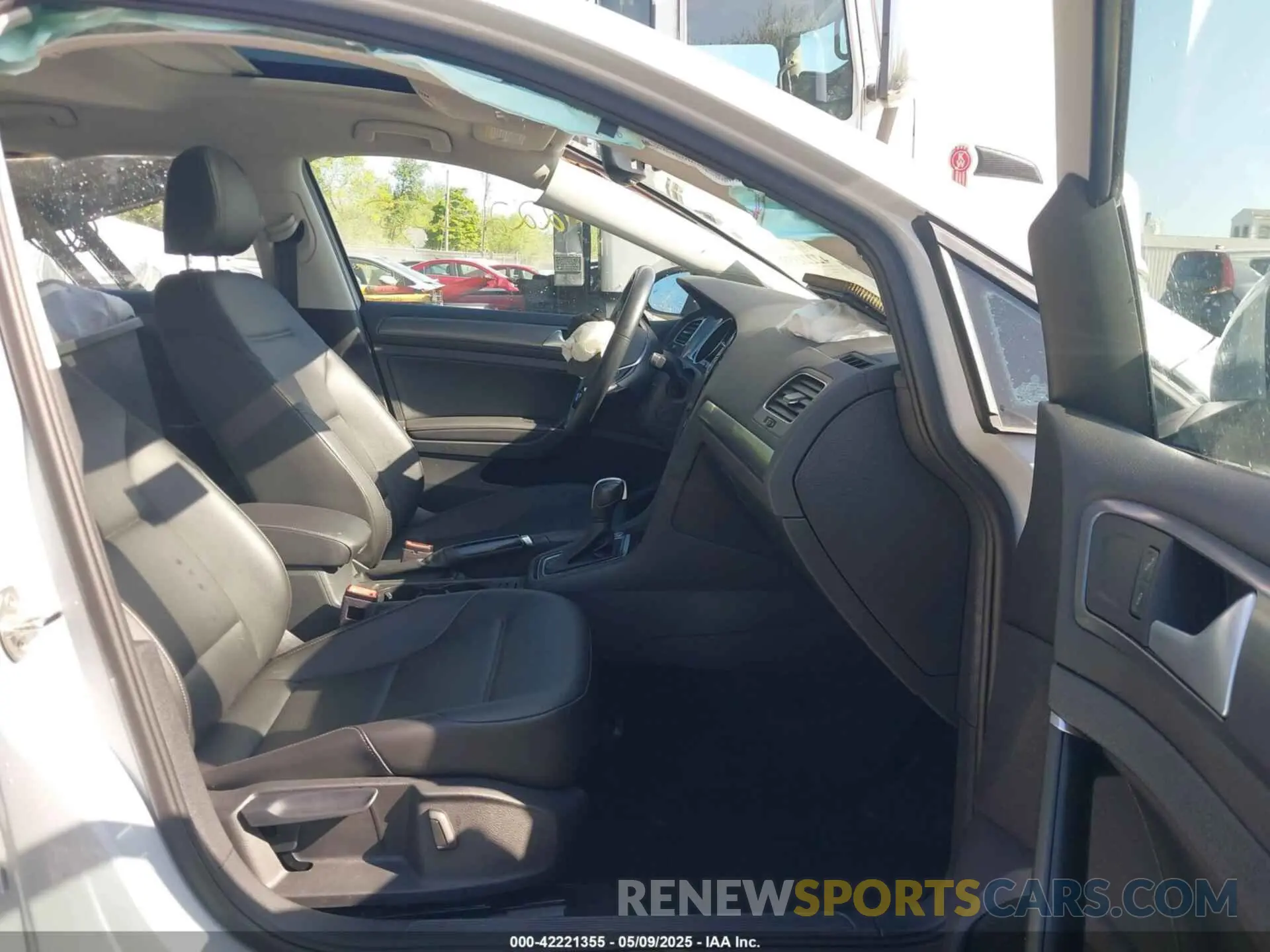 5 fotografías del automóvil dañado 3VWG57AU0LM012089 VOLKSWAGEN GOLF 2020