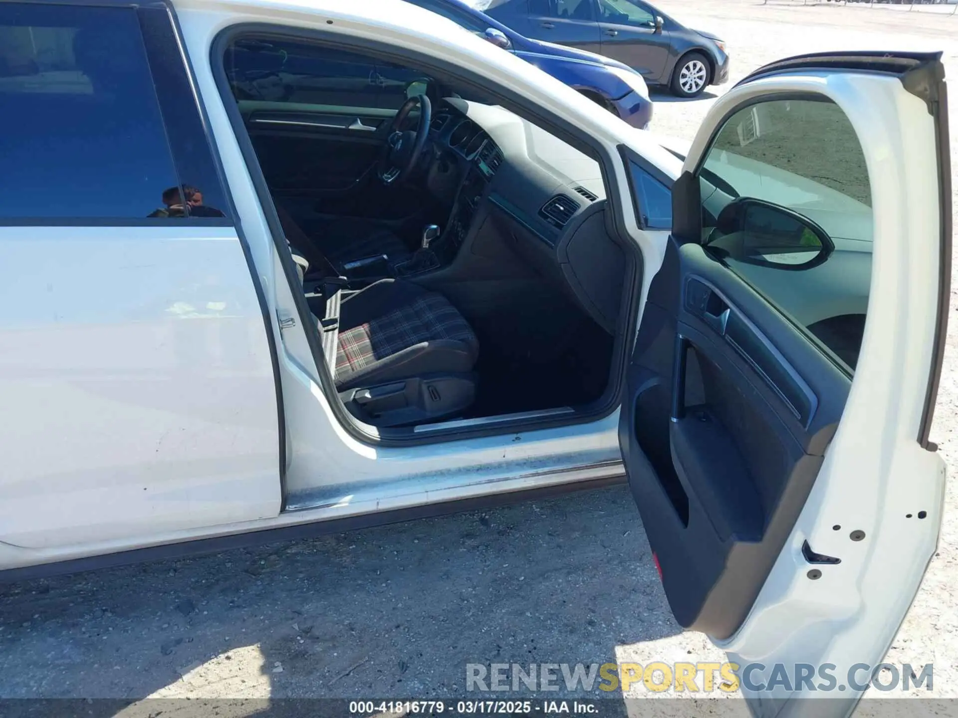 5 fotografías del automóvil dañado 3VW6T7AU2KM016435 VOLKSWAGEN GOLF GTI 2019