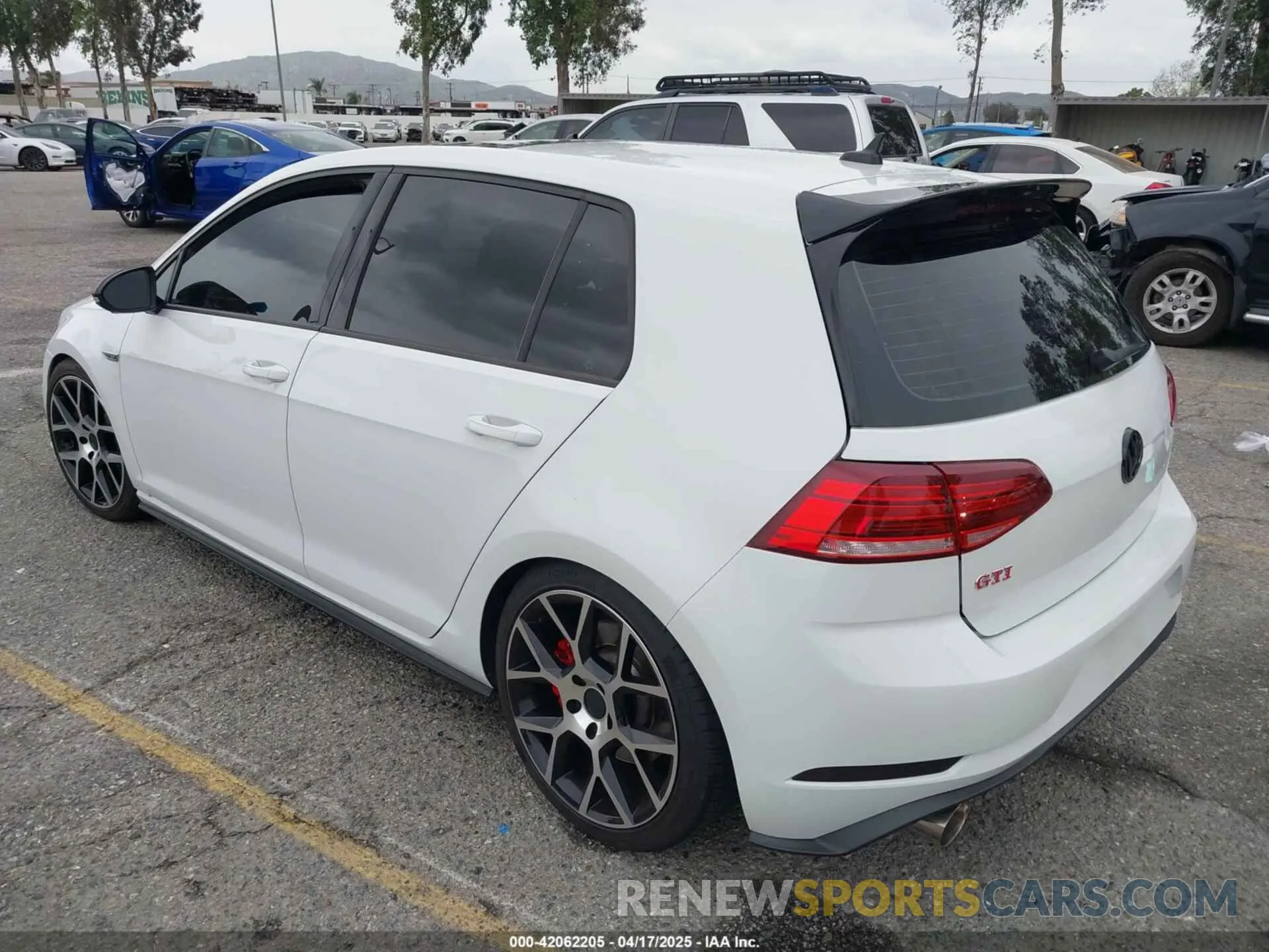 3 fotografías del automóvil dañado 3VW6T7AU4LM017510 VOLKSWAGEN GOLF GTI 2020
