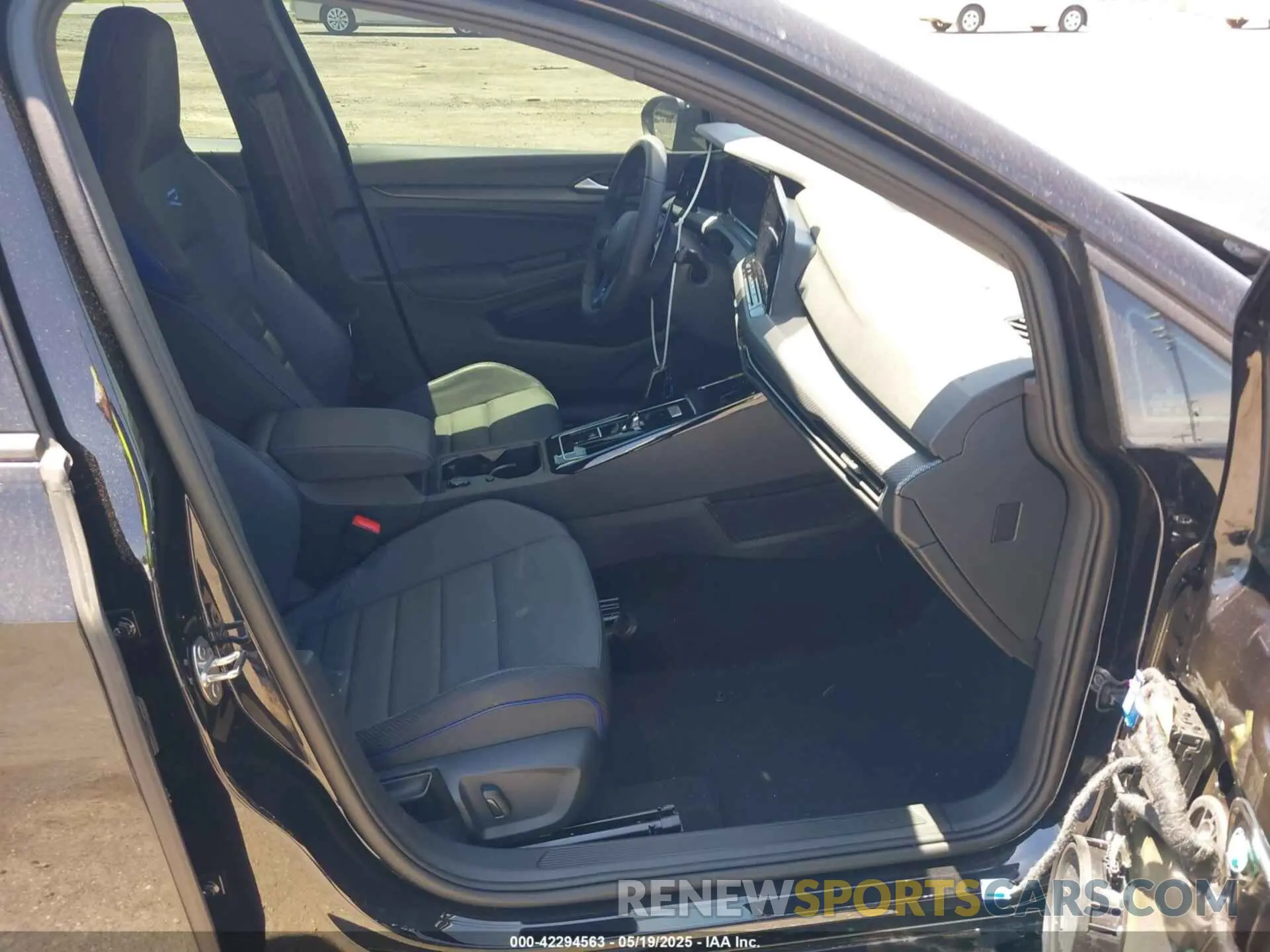 5 fotografías del automóvil dañado WVWEB7CD7RW158966 VOLKSWAGEN GOLF R 2024