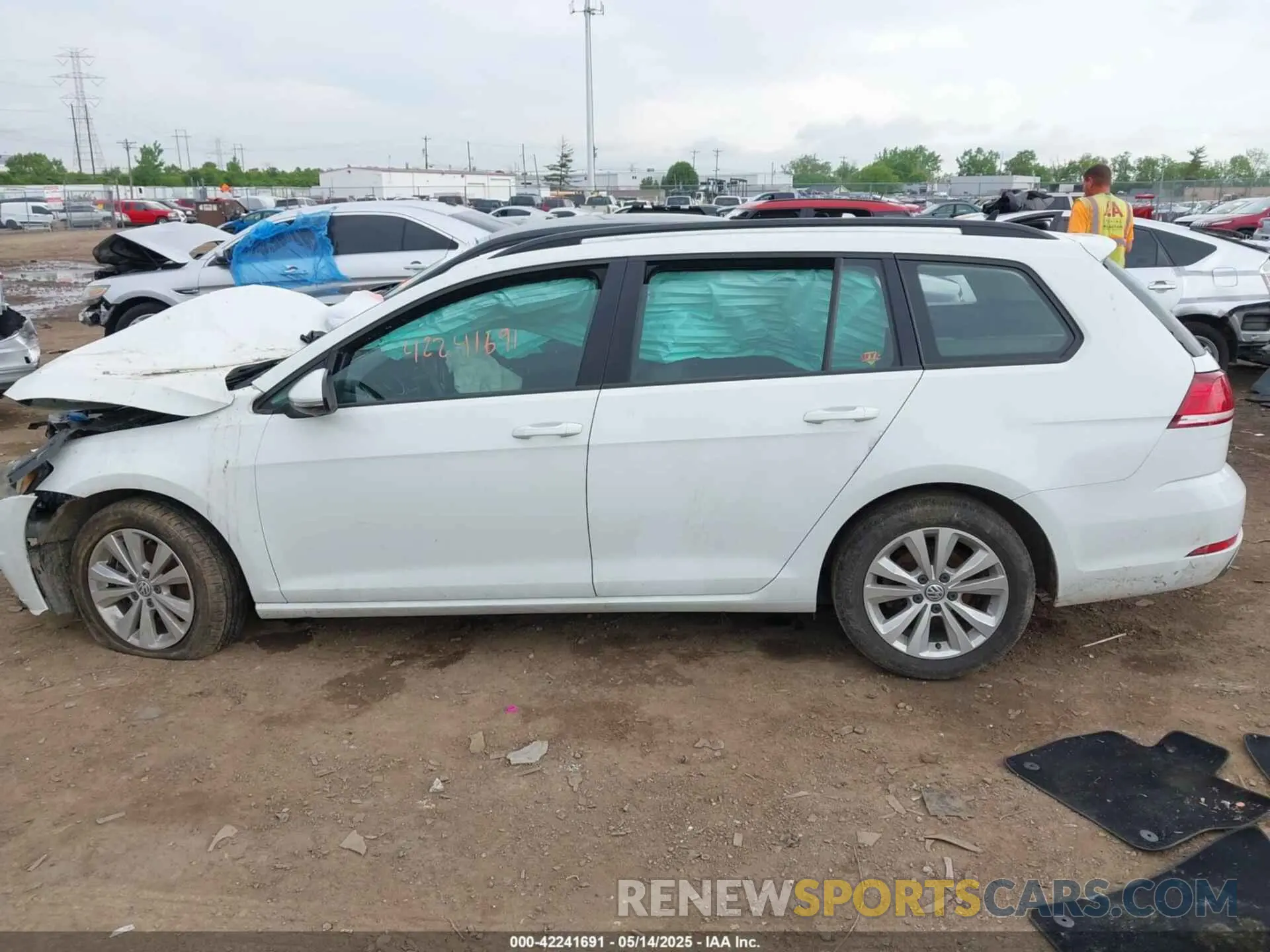 14 fotografías del automóvil dañado 3VW117AUXKM508467 VOLKSWAGEN GOLF SPORTWAGEN 2019