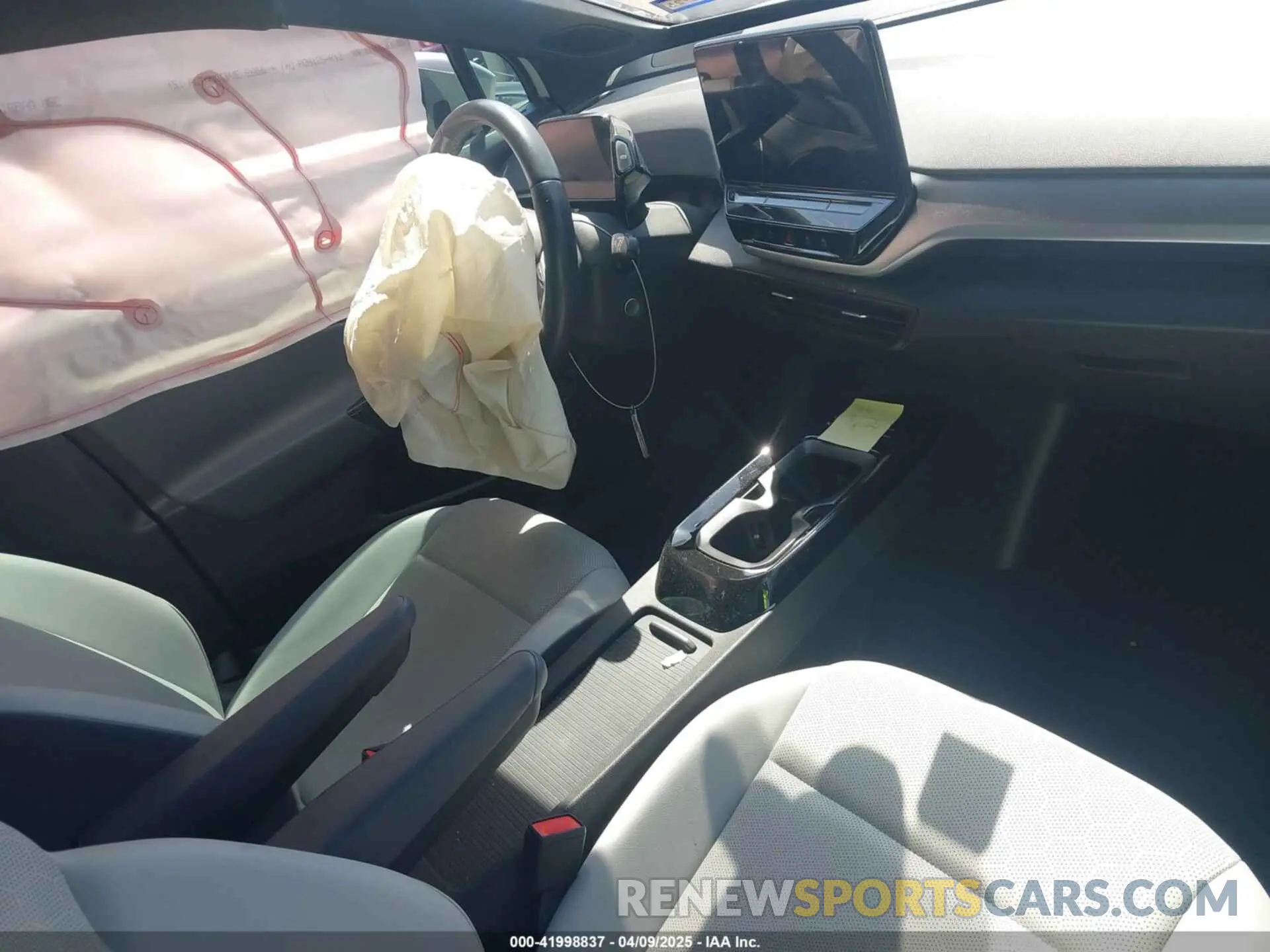 5 fotografías del automóvil dañado WVGTMPE20MP065444 VOLKSWAGEN ID.4 2021
