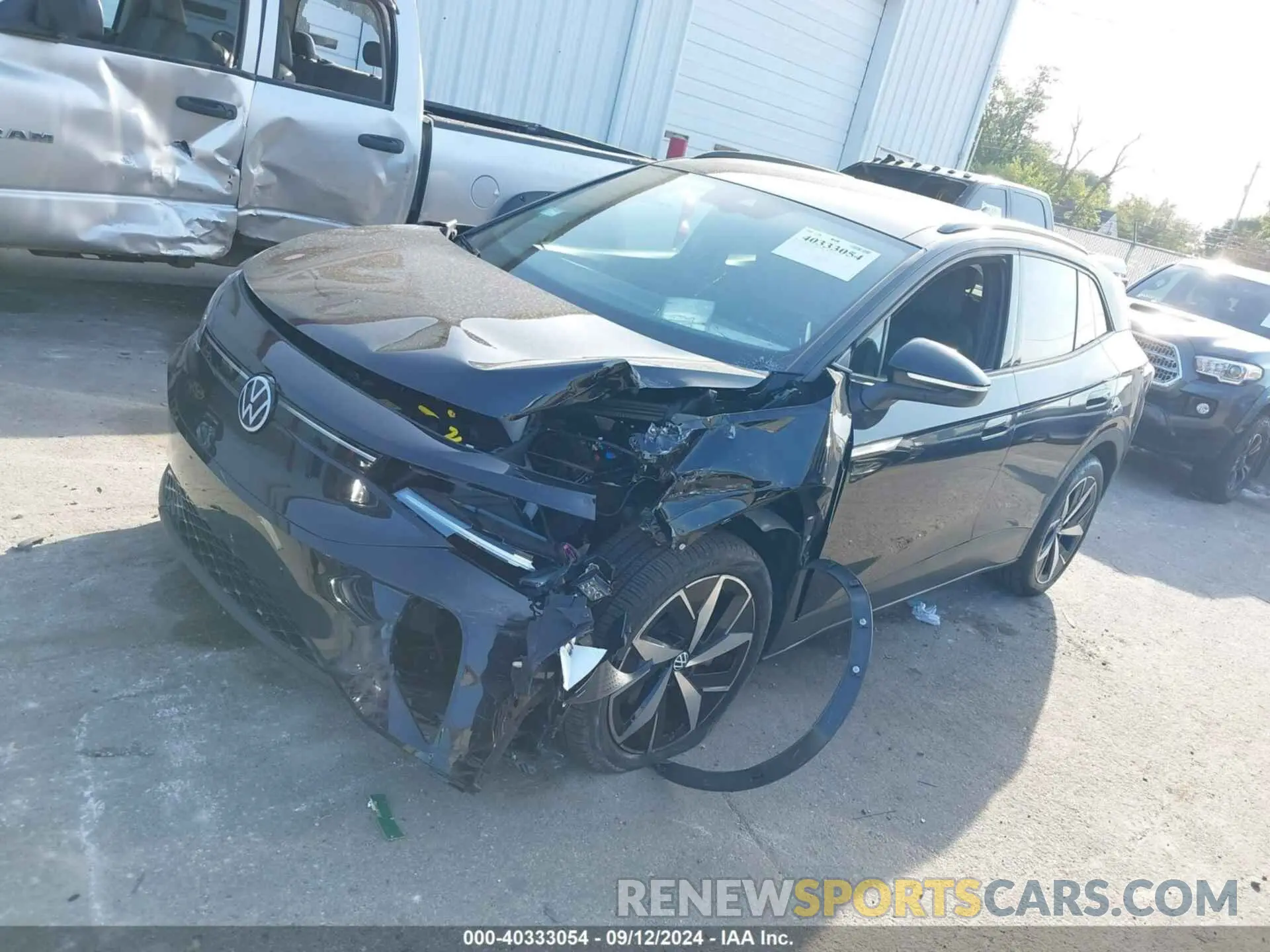 2 fotografías del automóvil dañado 1V2VMPE84PC024813 VOLKSWAGEN ID.4 2023