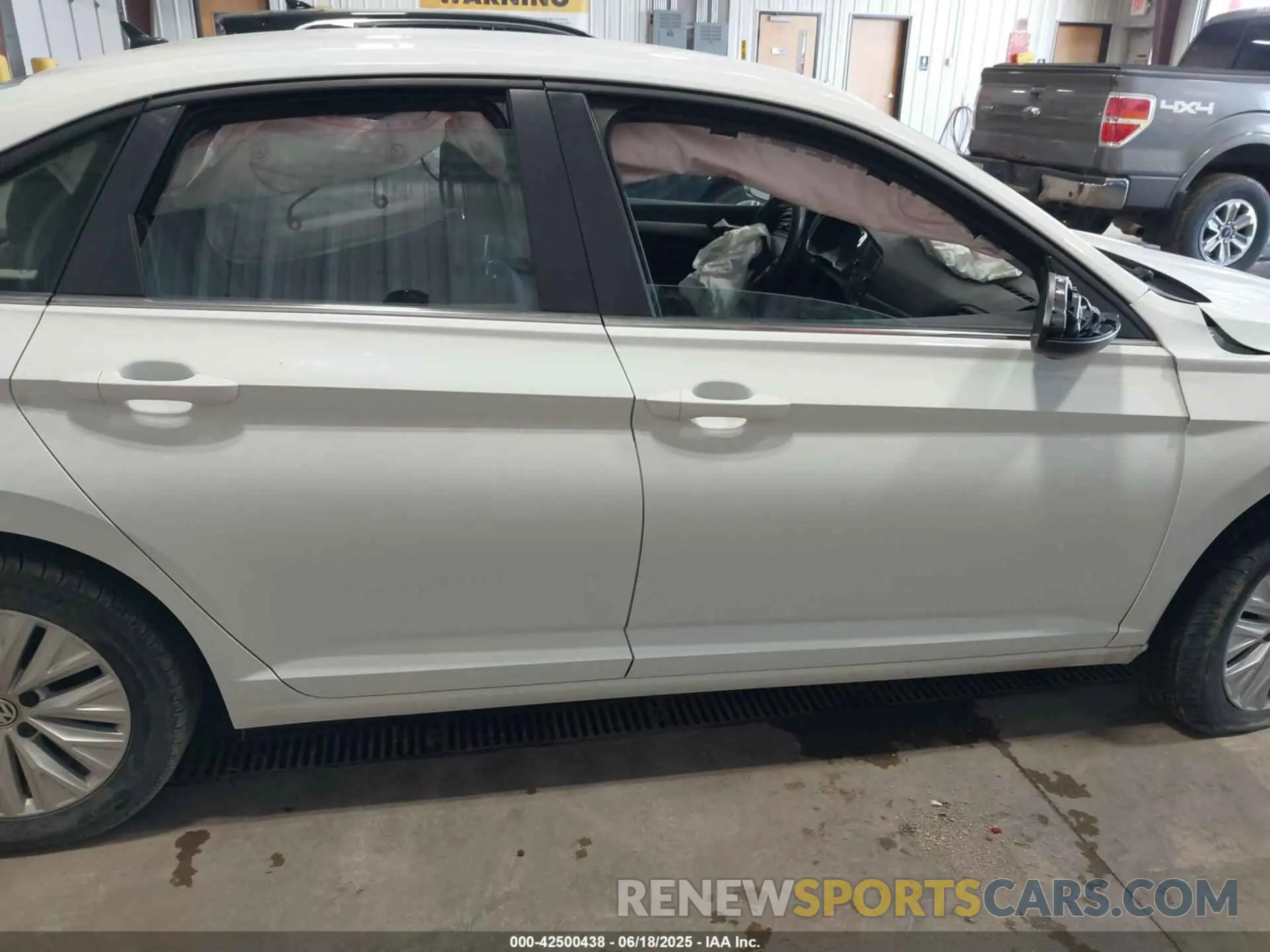 13 fotografías del automóvil dañado 3VWCB7BU4KM246594 VOLKSWAGEN JETTA 2019