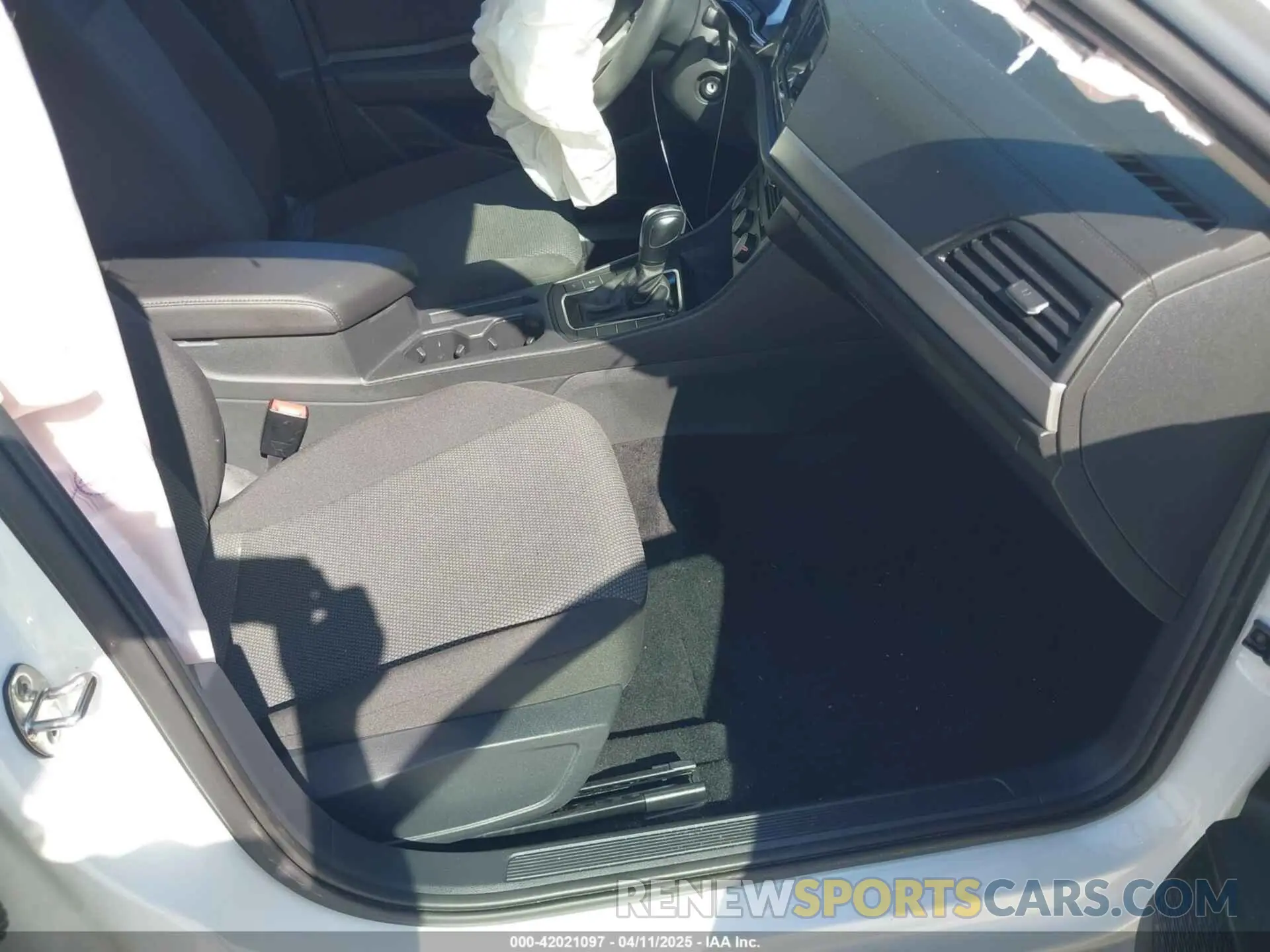 5 fotografías del automóvil dañado 3VWCB7BU7LM066351 VOLKSWAGEN JETTA 2020