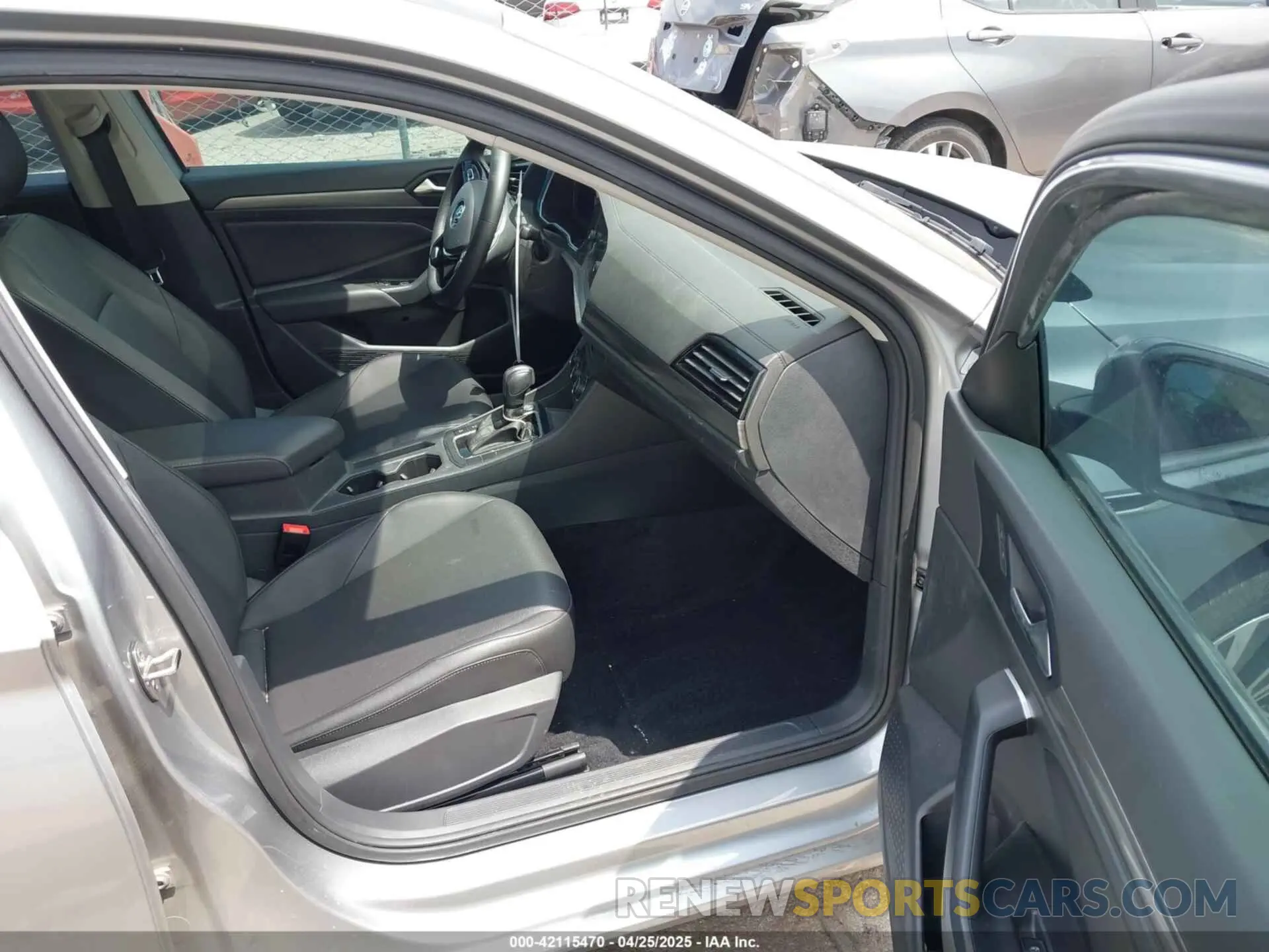 5 fotografías del automóvil dañado 3VWEB7BU4LM010179 VOLKSWAGEN JETTA 2020