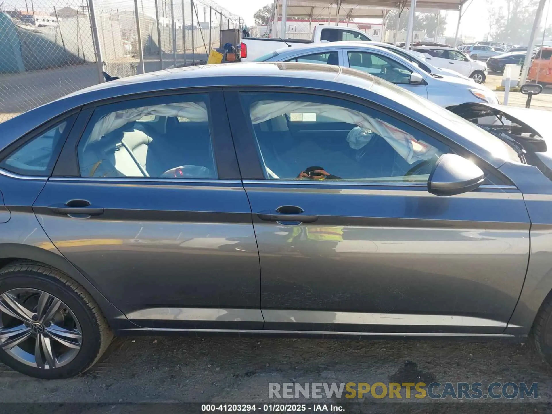 14 fotografías del automóvil dañado 3VW7M7BU8PM012395 VOLKSWAGEN JETTA 2023
