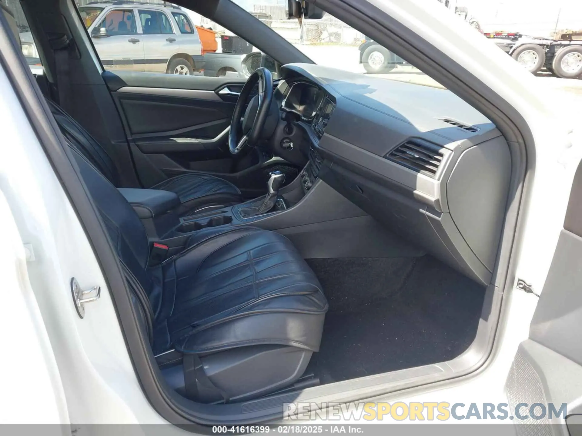 5 fotografías del automóvil dañado 3VWBM7BU0PM016242 VOLKSWAGEN JETTA 2023