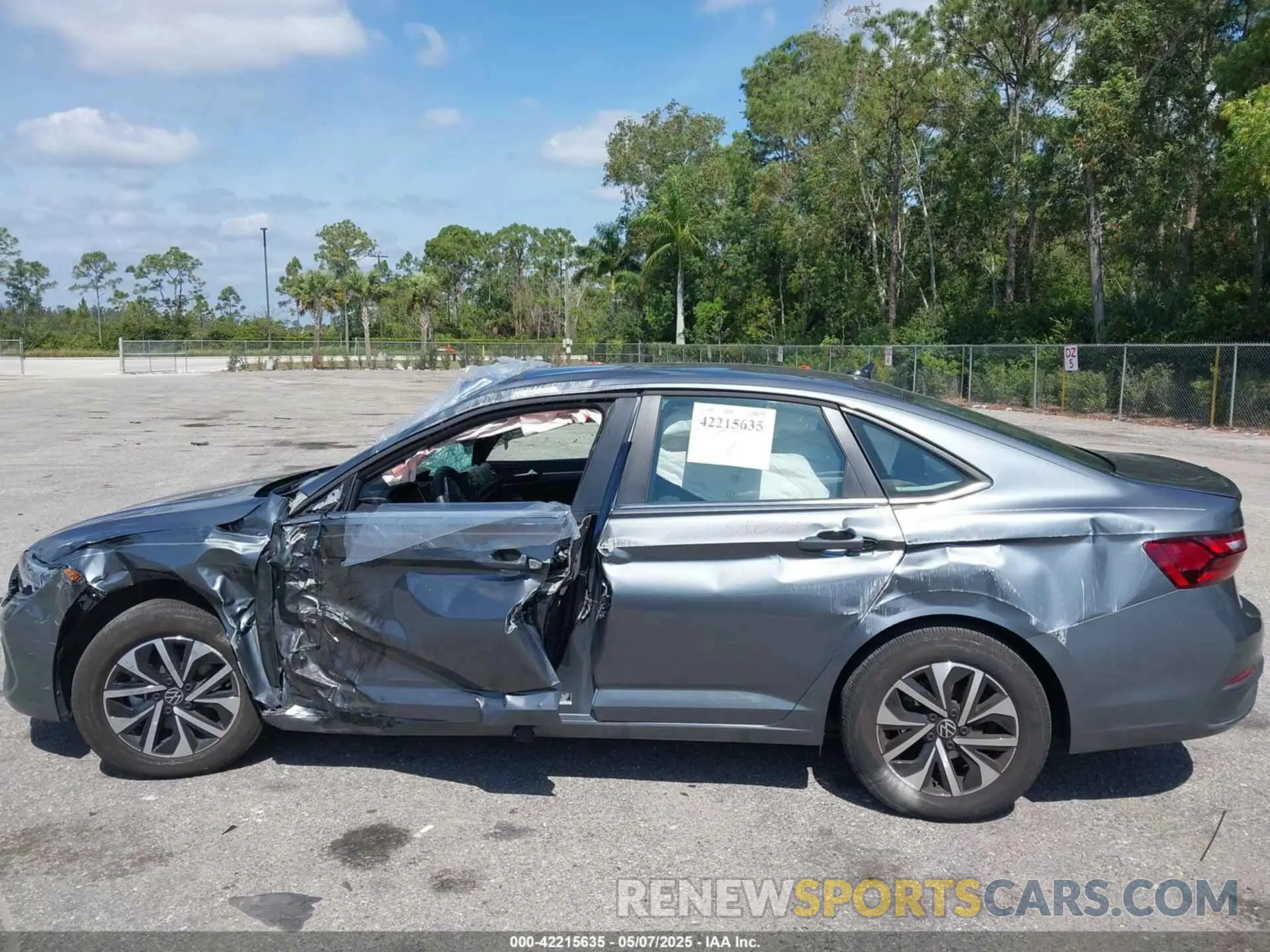 13 fotografías del automóvil dañado 3VW5M7BU2RM074403 VOLKSWAGEN JETTA 2024