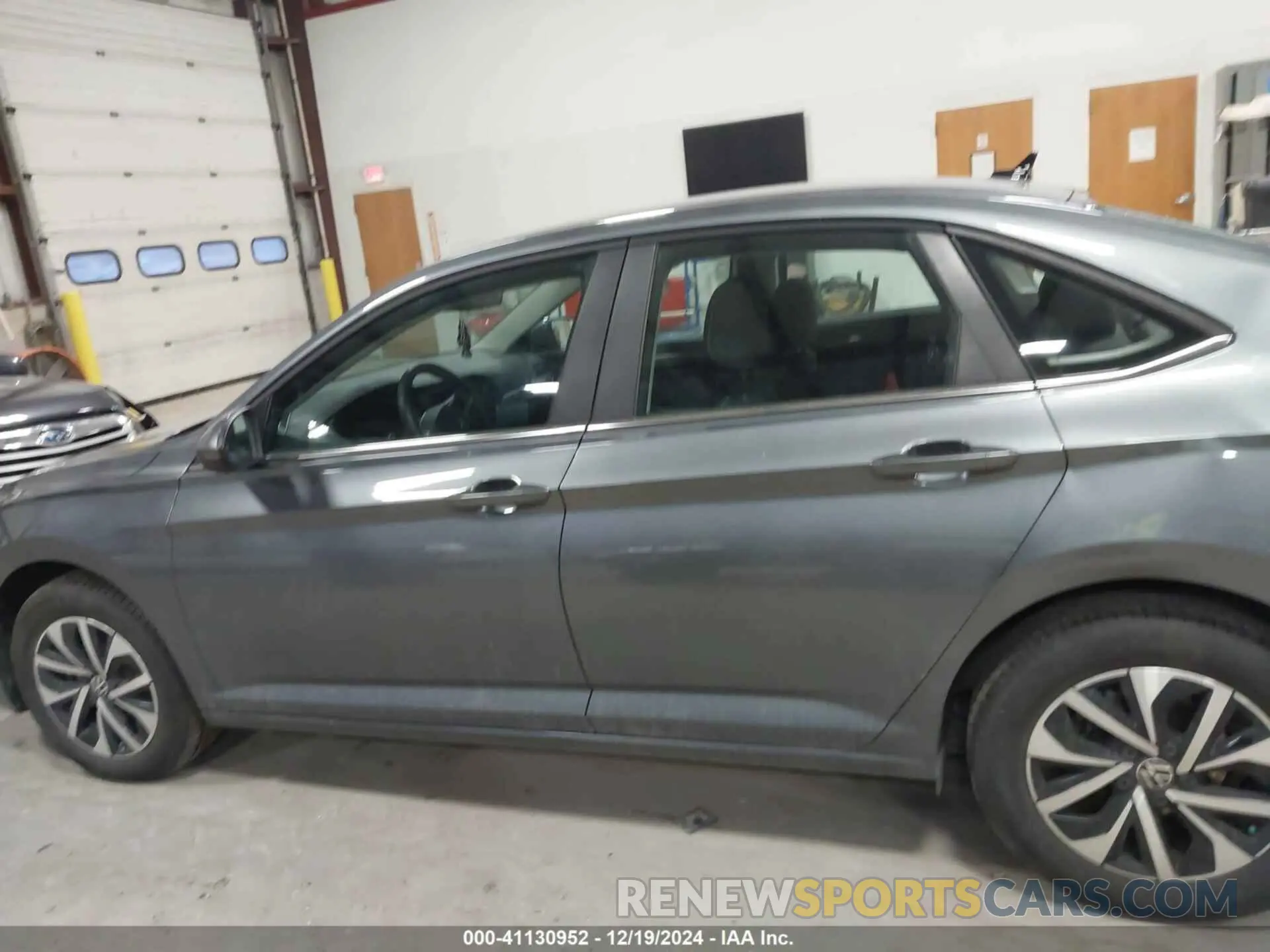 14 fotografías del automóvil dañado 3VW5M7BU9RM101659 VOLKSWAGEN JETTA 2024