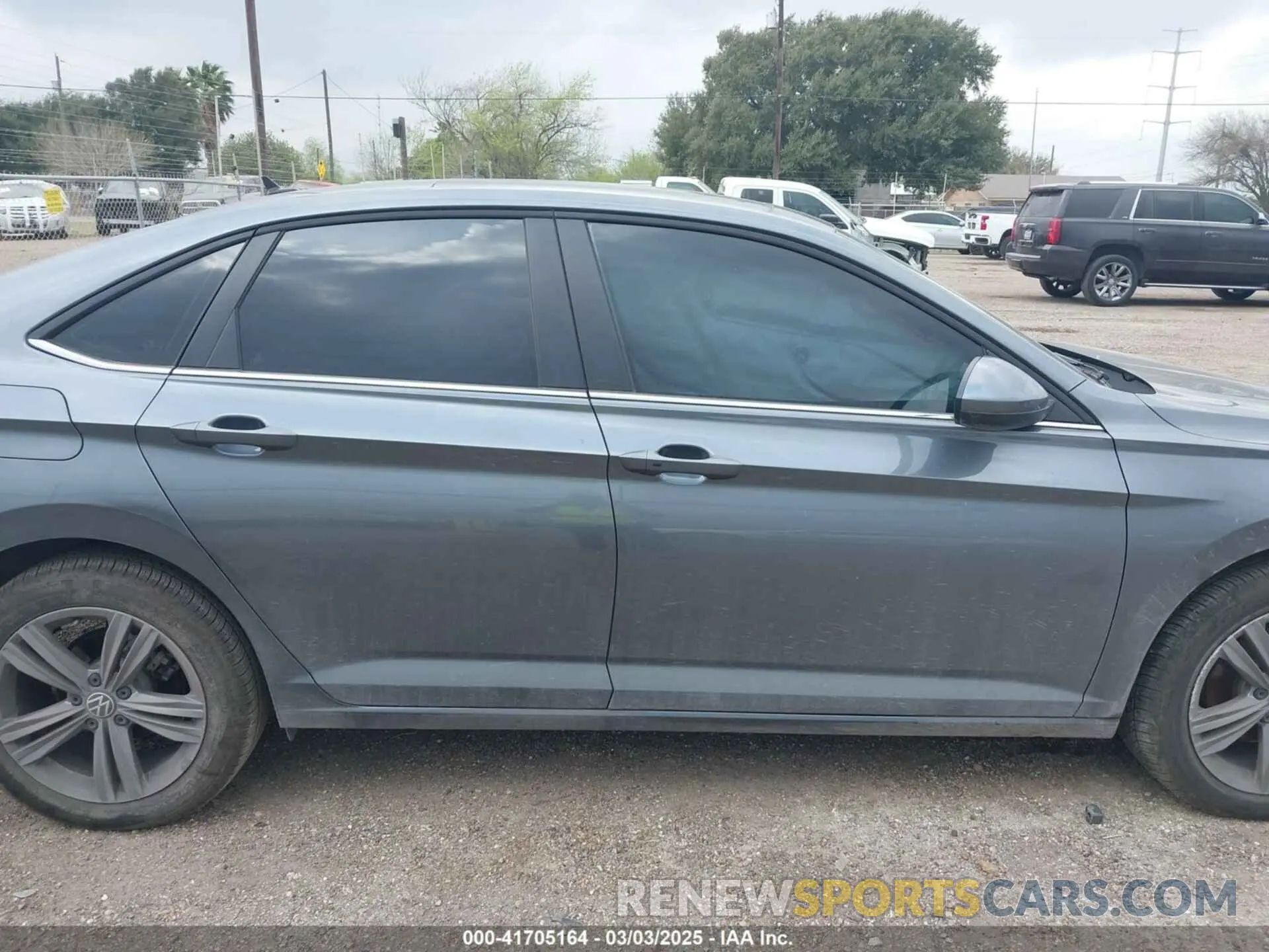 13 fotografías del automóvil dañado 3VW7M7BU1RM075258 VOLKSWAGEN JETTA 2024
