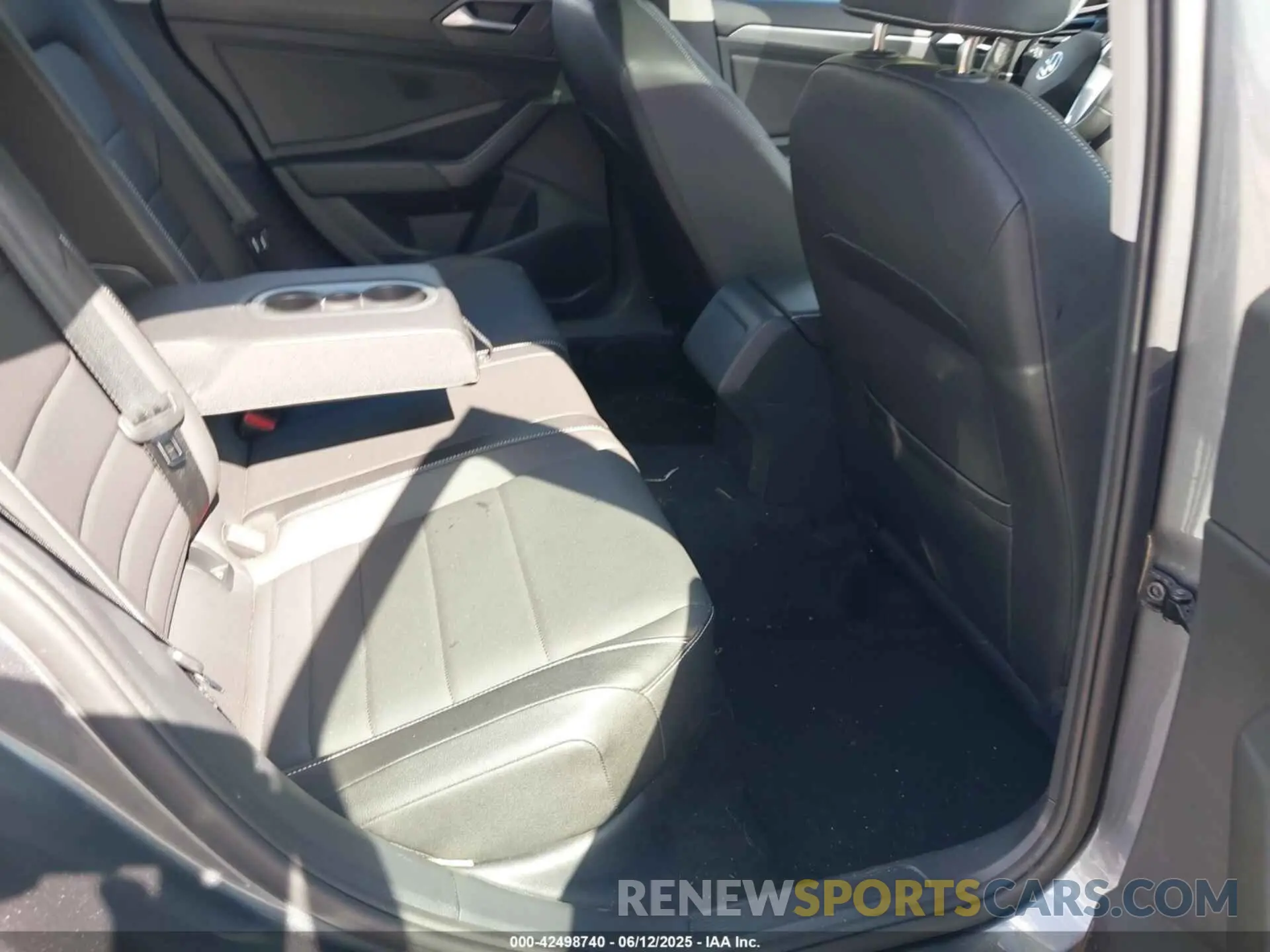 8 fotografías del automóvil dañado 3VW7X7BU2SM064265 VOLKSWAGEN JETTA 2025