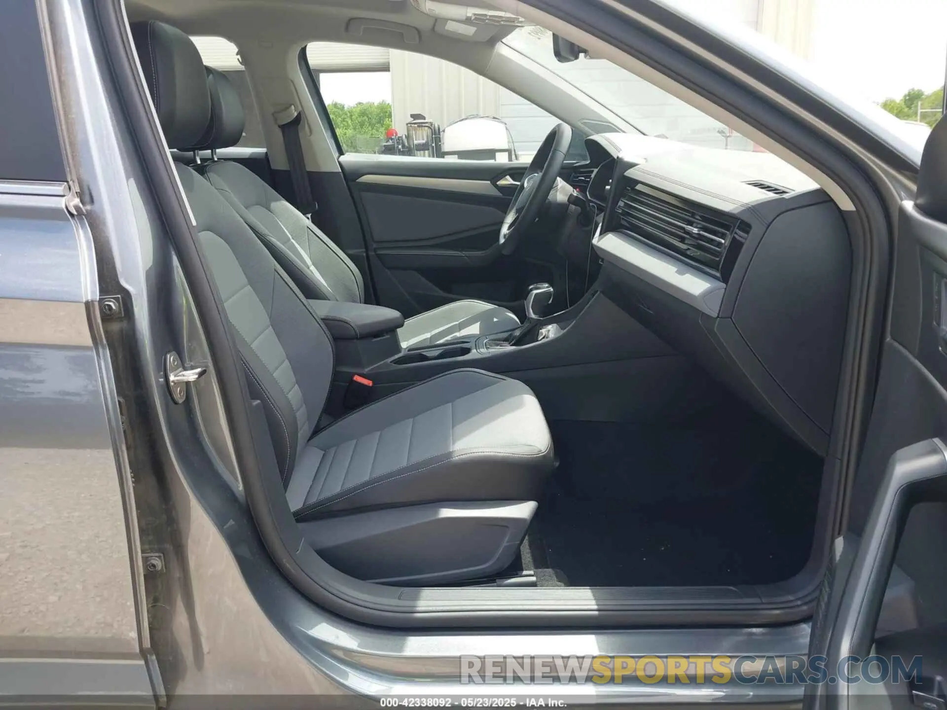 5 fotografías del automóvil dañado 3VW7X7BUXSM029960 VOLKSWAGEN JETTA 2025