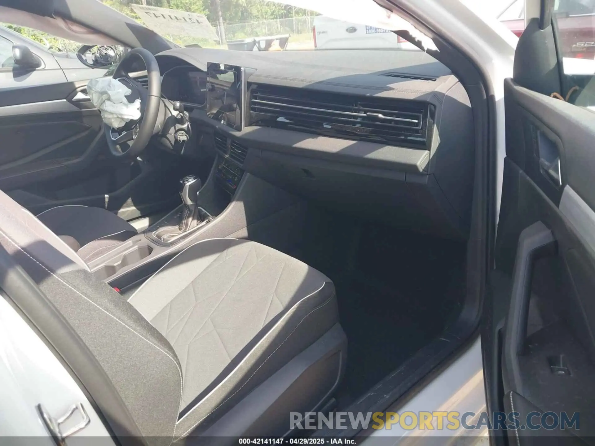 5 fotografías del automóvil dañado 3VWBX7BU1SM066003 VOLKSWAGEN JETTA 2025