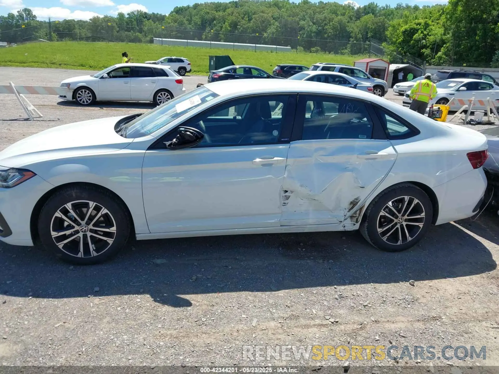 14 fotografías del automóvil dañado 3VWBX7BU5SM044702 VOLKSWAGEN JETTA 2025