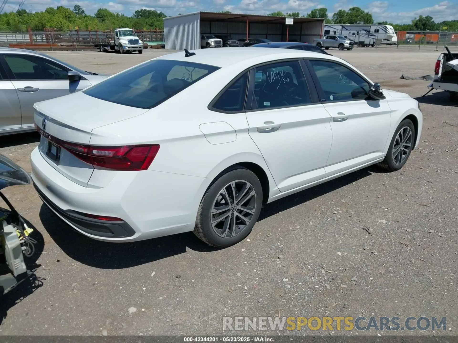 4 fotografías del automóvil dañado 3VWBX7BU5SM044702 VOLKSWAGEN JETTA 2025