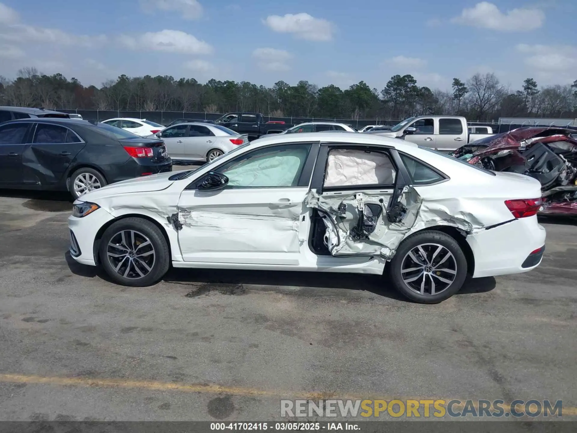 14 fotografías del automóvil dañado 3VWEX7BUXSM043204 VOLKSWAGEN JETTA 2025