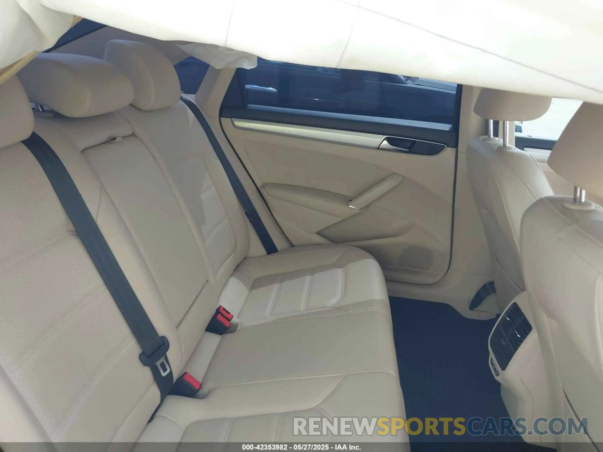 8 fotografías del automóvil dañado 1VWLA7A30KC013101 VOLKSWAGEN PASSAT 2019