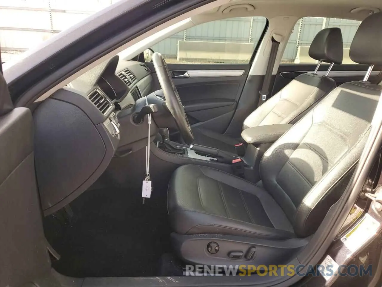7 fotografías del automóvil dañado 1VWLA7A31KC004813 VOLKSWAGEN PASSAT 2019