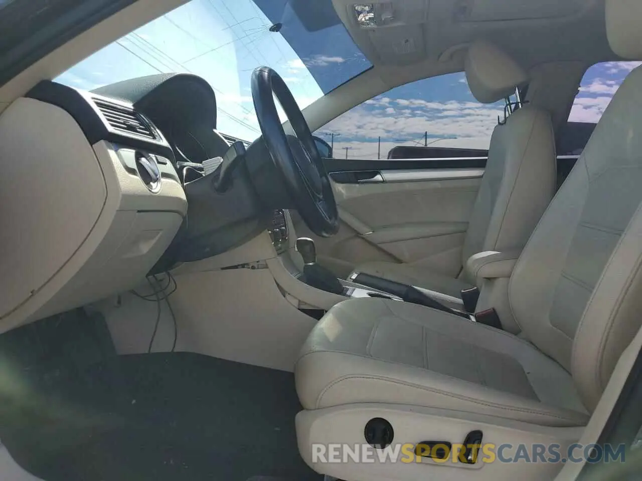 7 fotografías del automóvil dañado 1VWLA7A33KC009589 VOLKSWAGEN PASSAT 2019