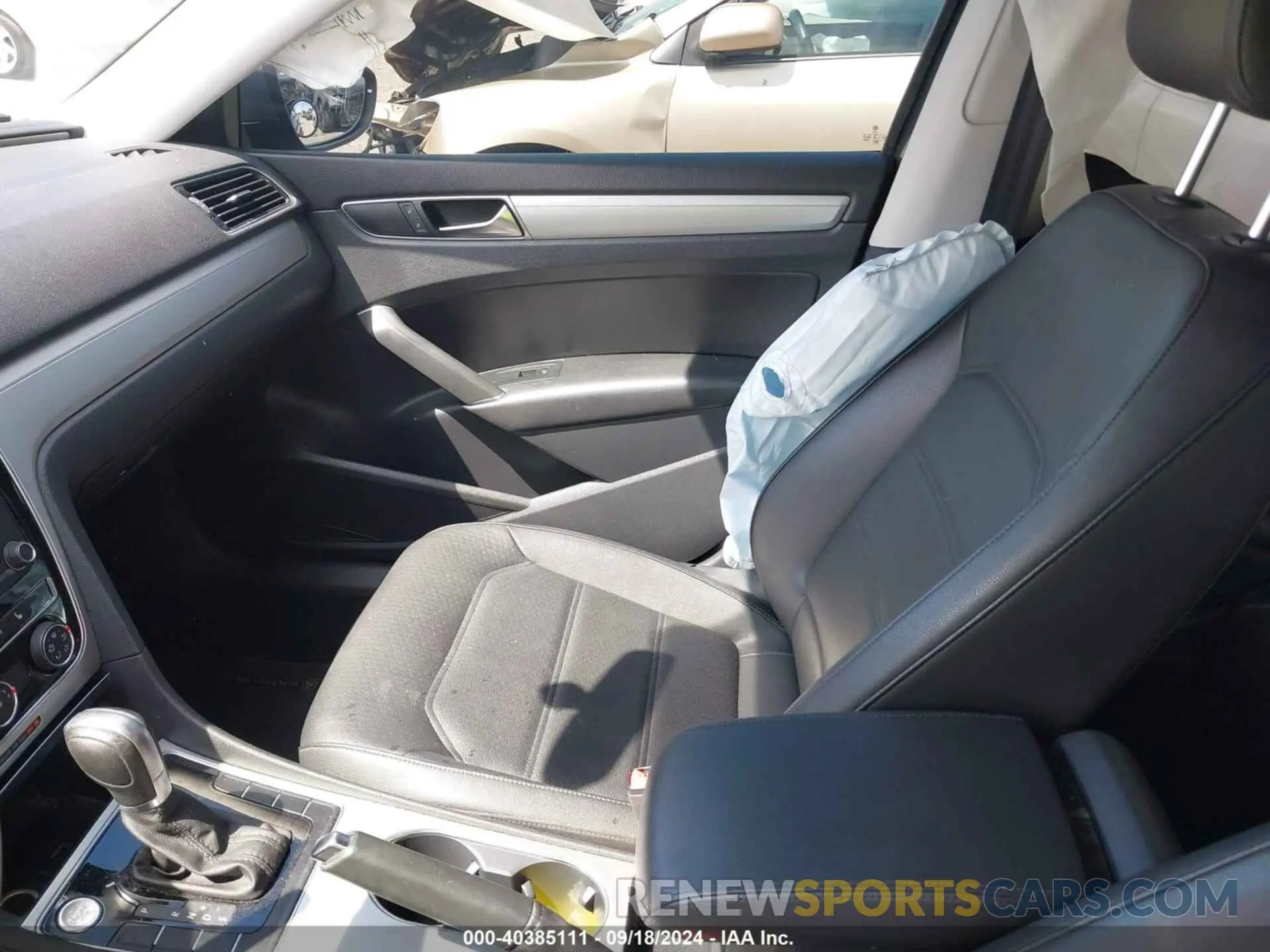 5 fotografías del automóvil dañado 1VWLA7A35KC011084 VOLKSWAGEN PASSAT 2019