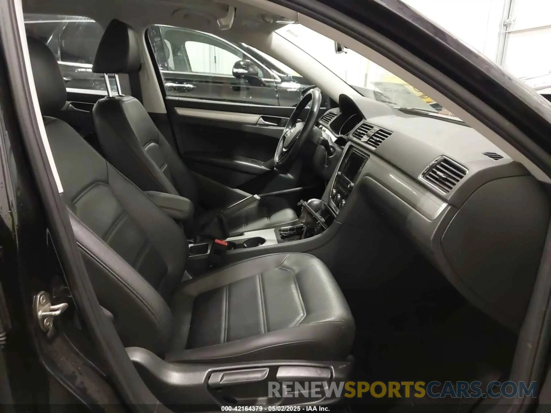 5 fotografías del automóvil dañado 1VWLA7A36KC004077 VOLKSWAGEN PASSAT 2019
