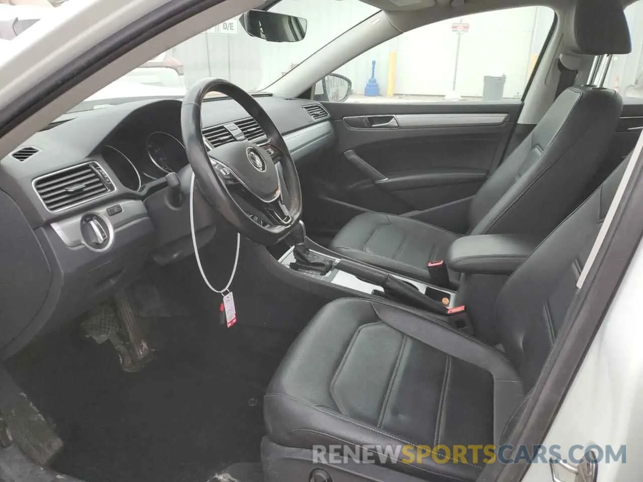 7 fotografías del automóvil dañado 1VWLA7A37KC010650 VOLKSWAGEN PASSAT 2019