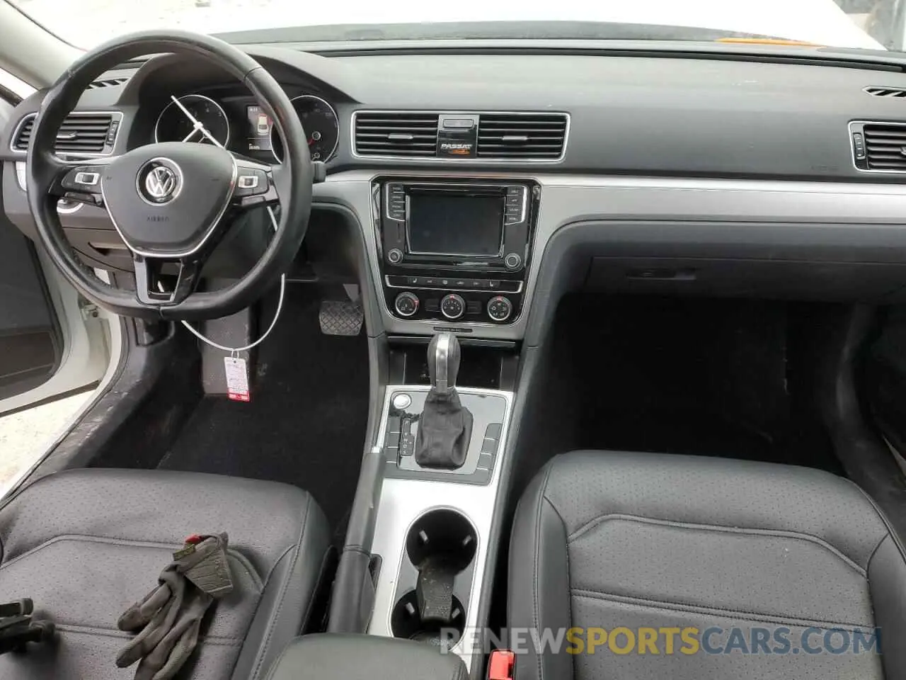 8 fotografías del automóvil dañado 1VWLA7A37KC010650 VOLKSWAGEN PASSAT 2019