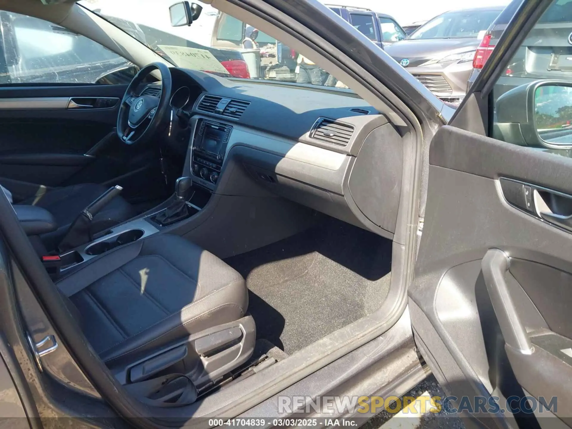 5 fotografías del automóvil dañado 1VWLA7A38KC003562 VOLKSWAGEN PASSAT 2019