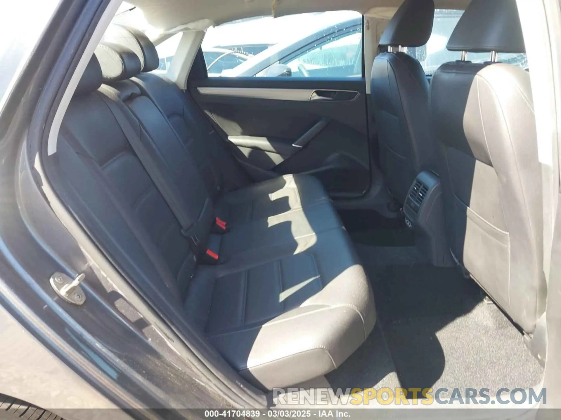 8 fotografías del automóvil dañado 1VWLA7A38KC003562 VOLKSWAGEN PASSAT 2019