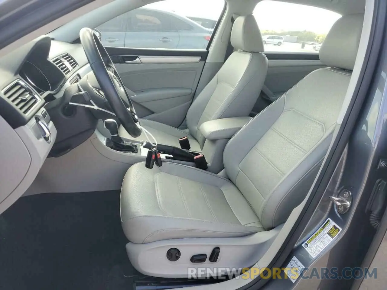7 fotografías del automóvil dañado 1VWLA7A3XKC001733 VOLKSWAGEN PASSAT 2019