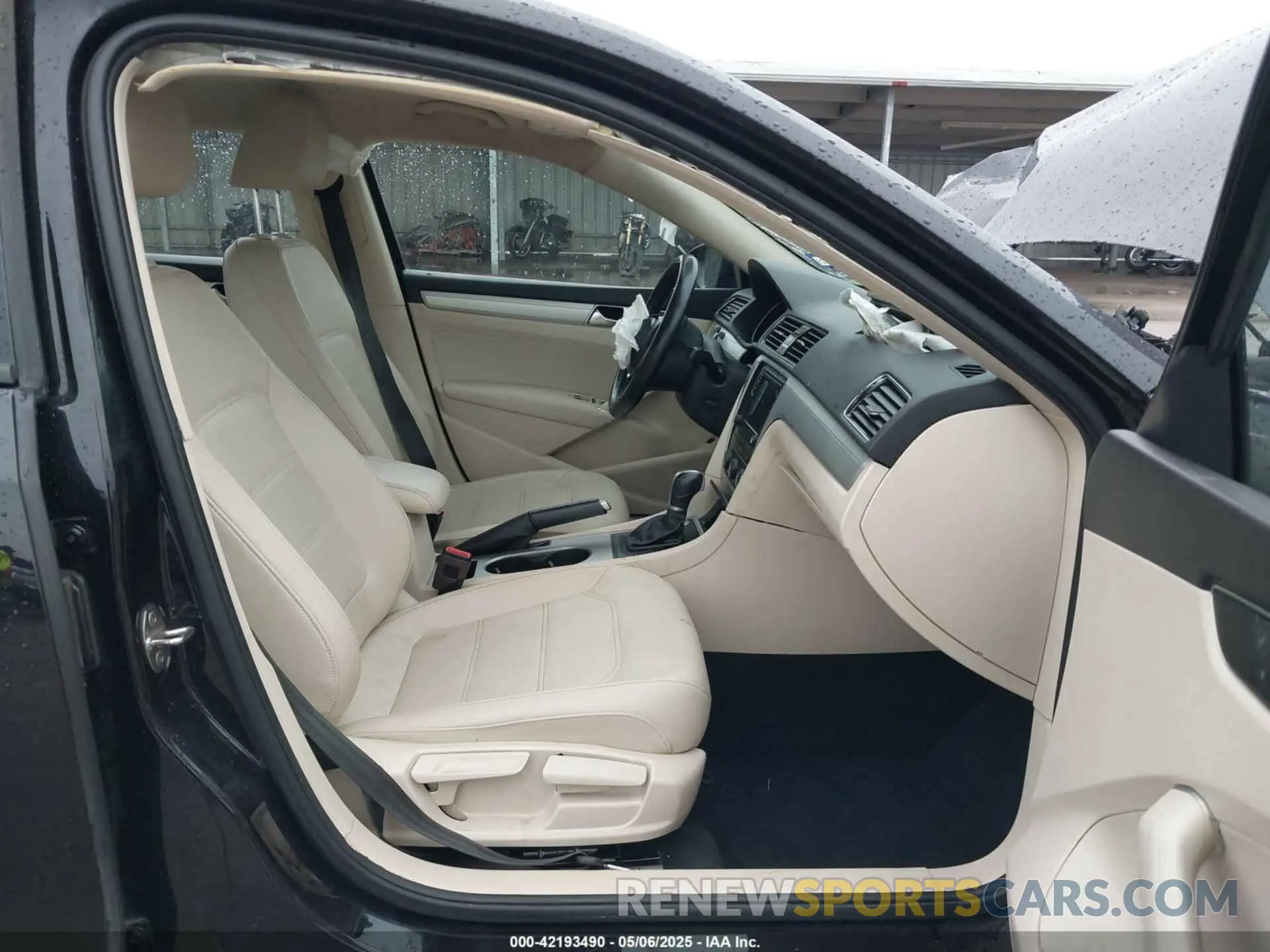 5 fotografías del automóvil dañado 1VWLA7A3XKC005667 VOLKSWAGEN PASSAT 2019